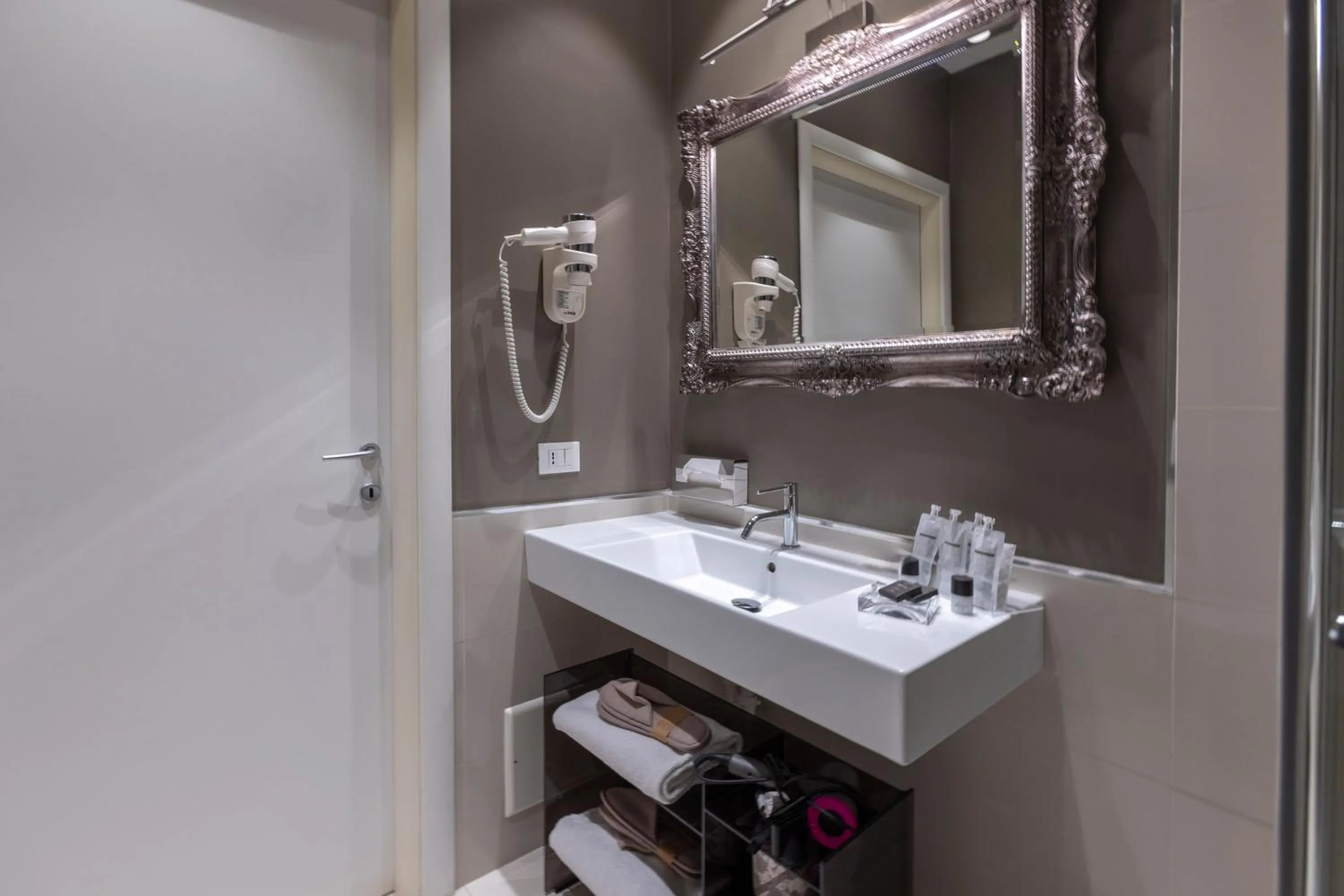 Bathroom in Opera Relais De Charme - Aparthotel