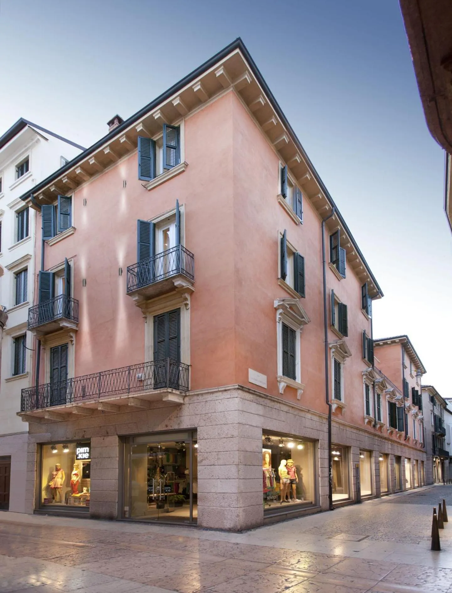 Facade/entrance in Opera Relais De Charme - Aparthotel