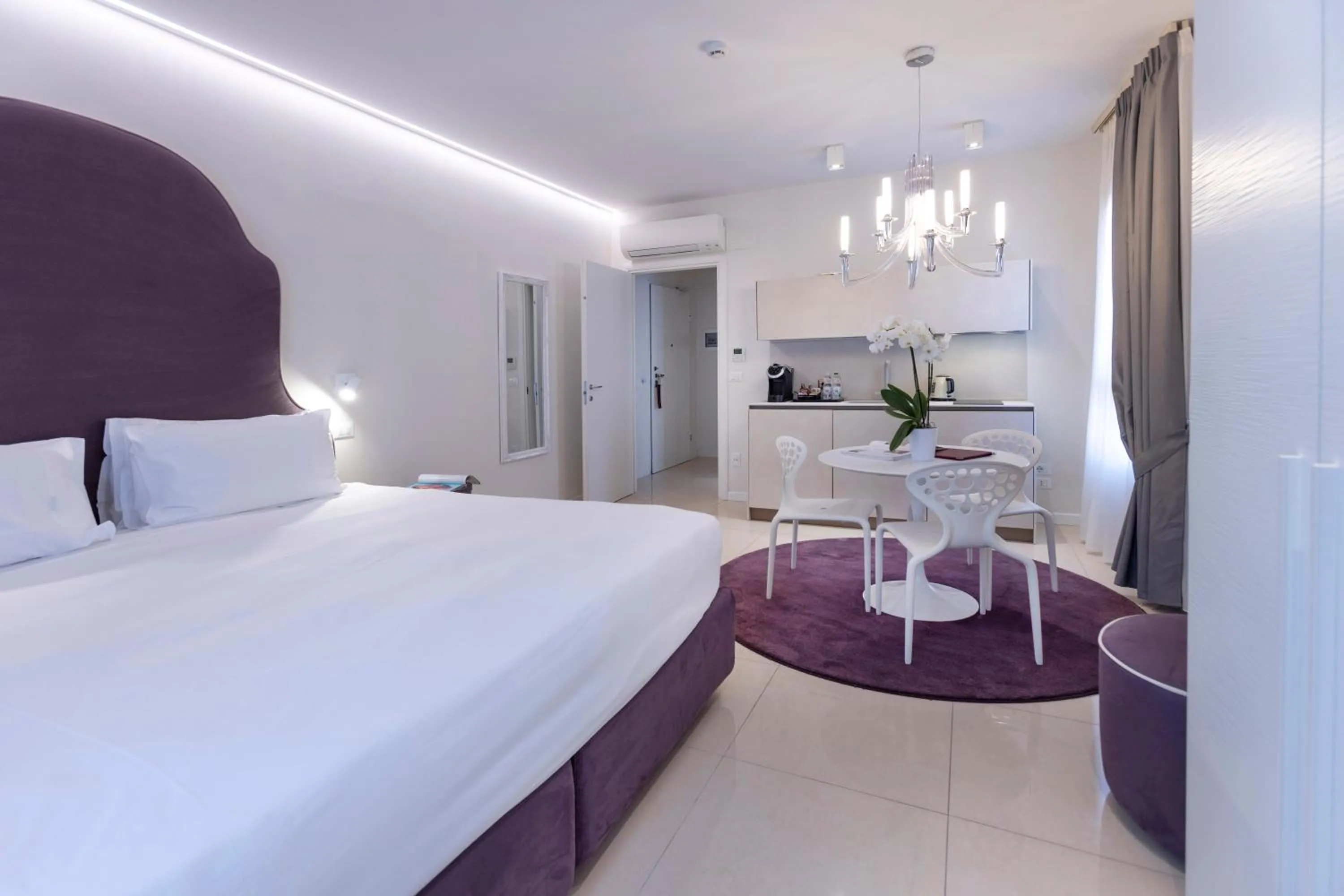 Photo of the whole room, Bed in Opera Relais De Charme - Aparthotel