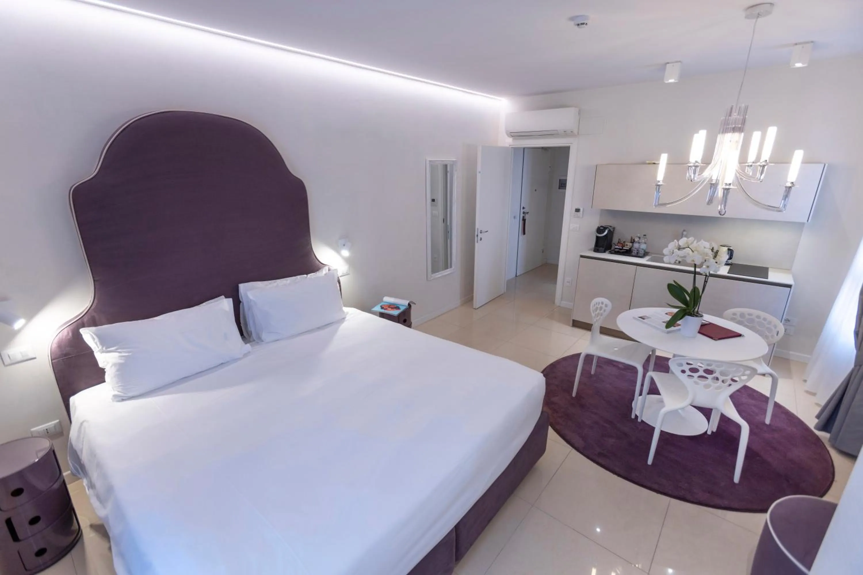 Photo of the whole room, Bed in Opera Relais De Charme - Aparthotel