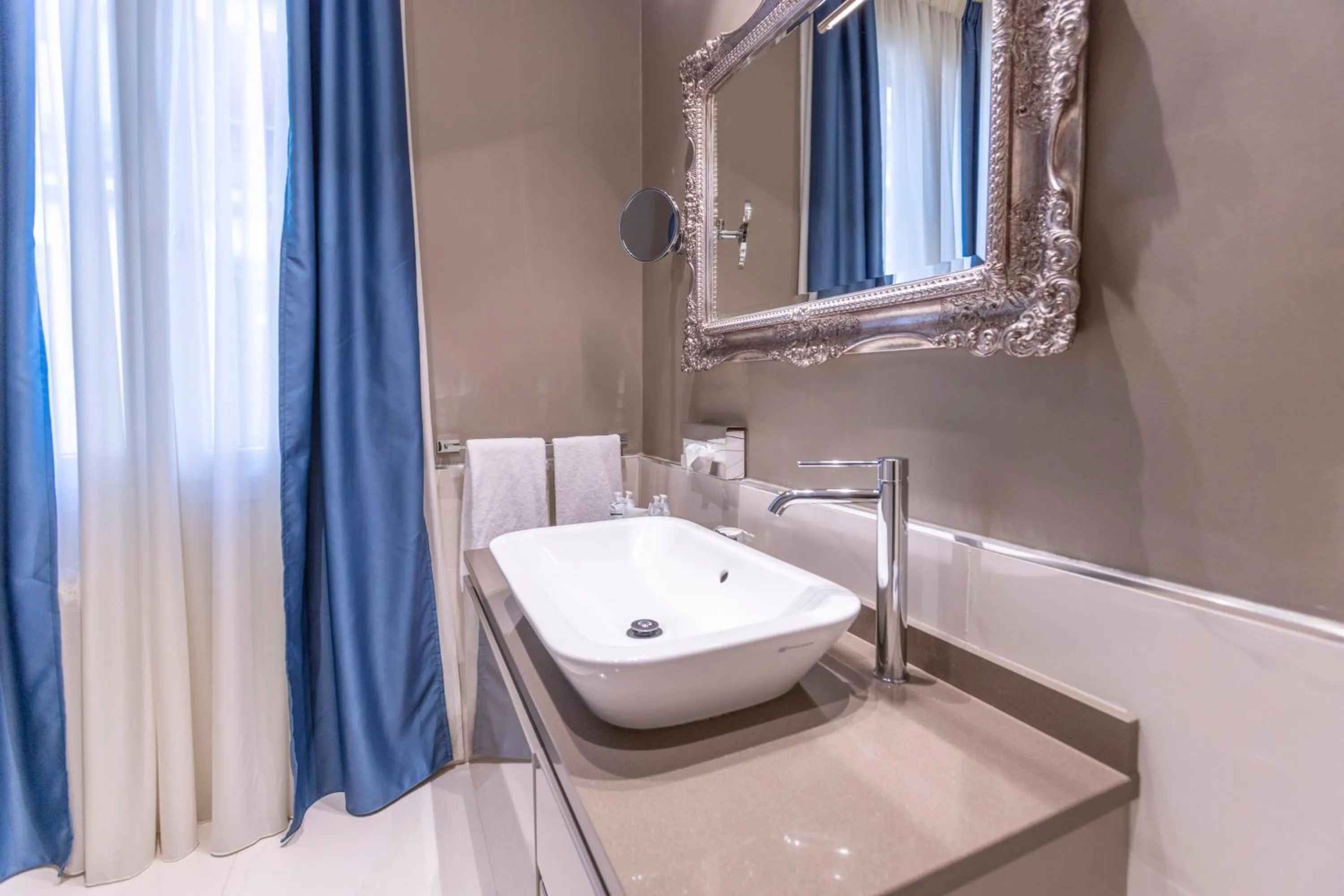 Bathroom in Opera Relais De Charme - Aparthotel