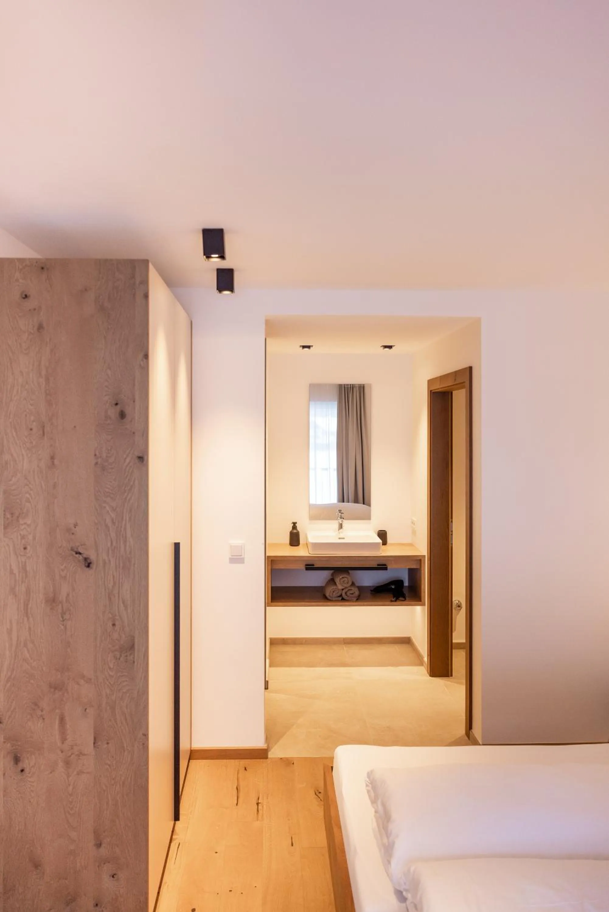 Bathroom, Bed in Max Mountain Apartments