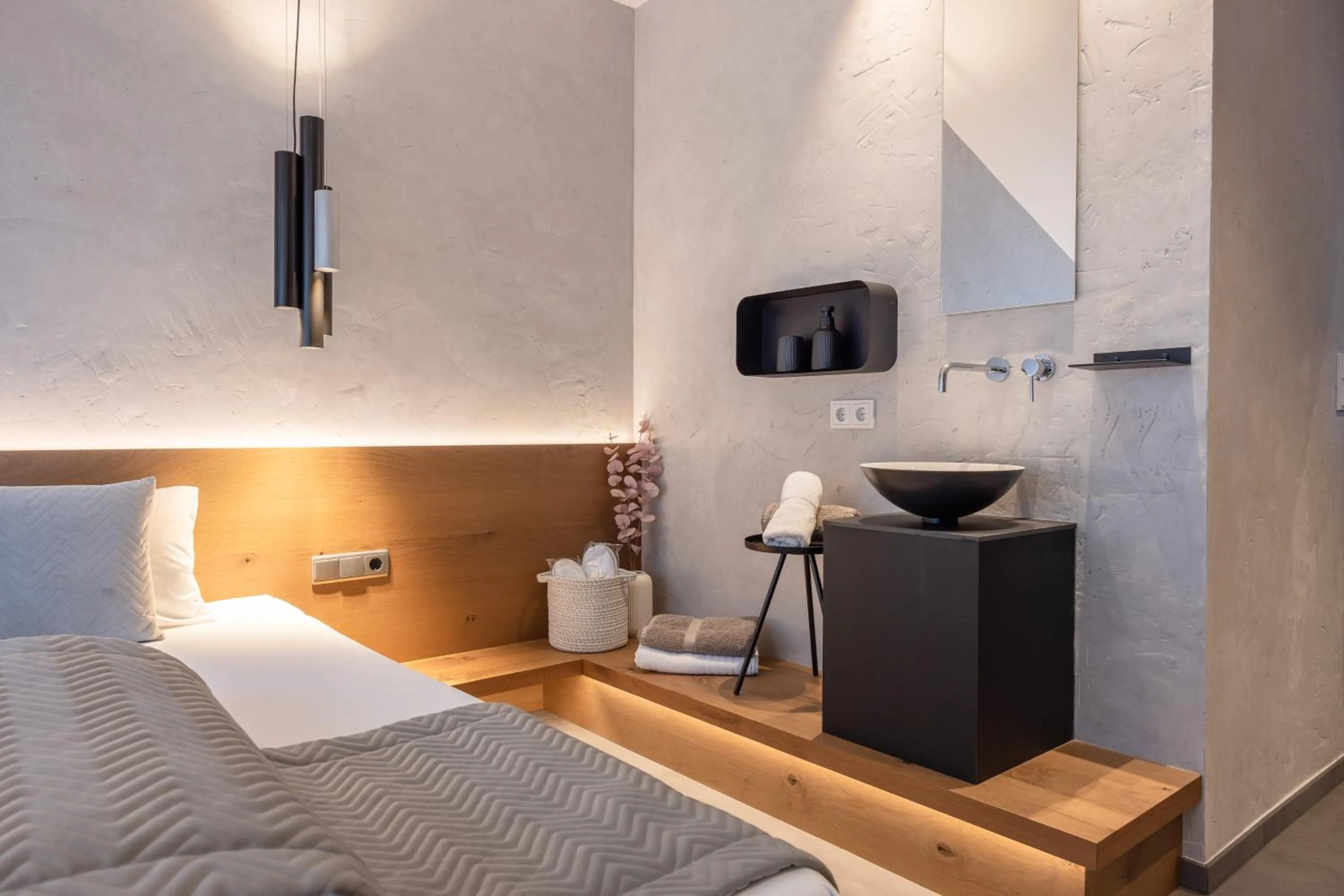 Bedroom, Bed in Max Mountain Apartments