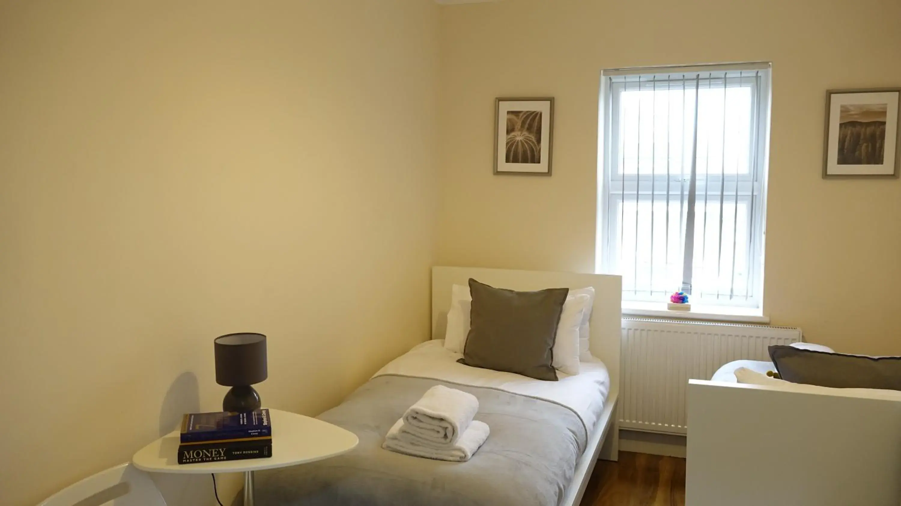 Twin Room with Private Bathroom in Heathrow Ensuite Rooms- Auto check in Twin Room with Private Bathroom in Heathrow Ensuite Rooms- Auto check in