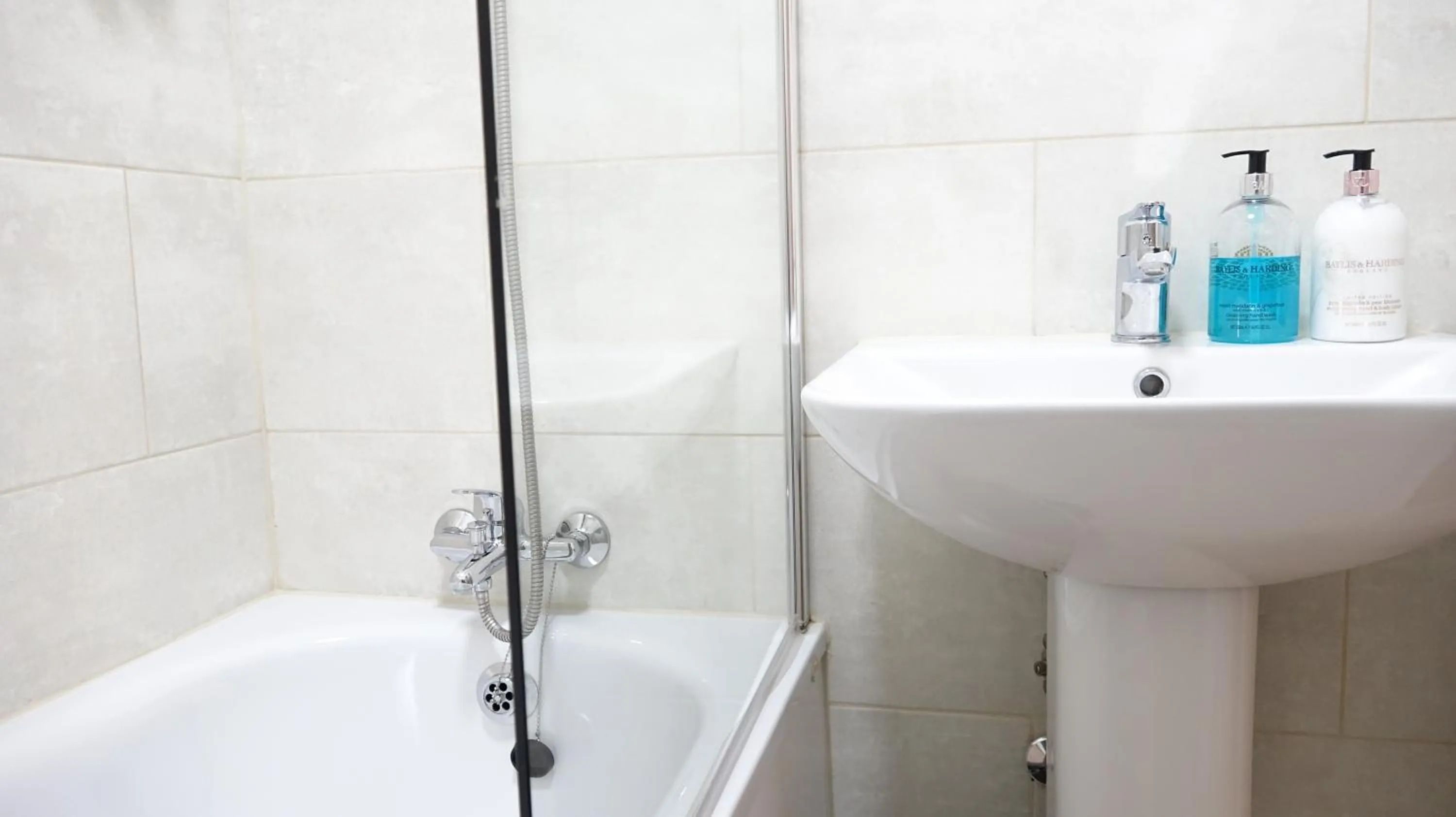 Bathroom in Heathrow Ensuite Rooms- Auto check in