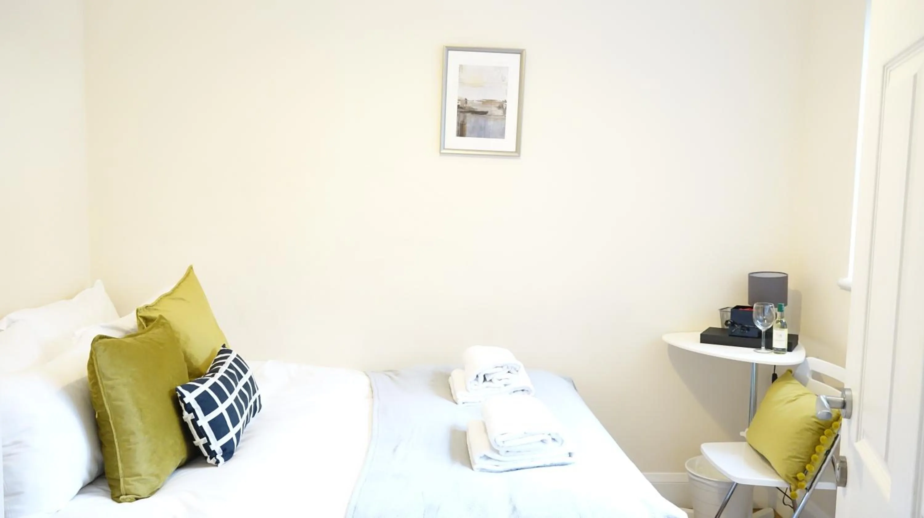 Bedroom, Bed in Heathrow Ensuite Rooms- Auto check in