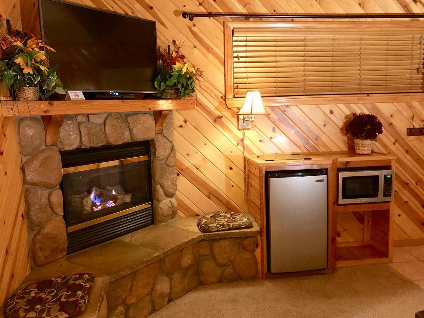 Queen Room in Giant Oaks Lodge