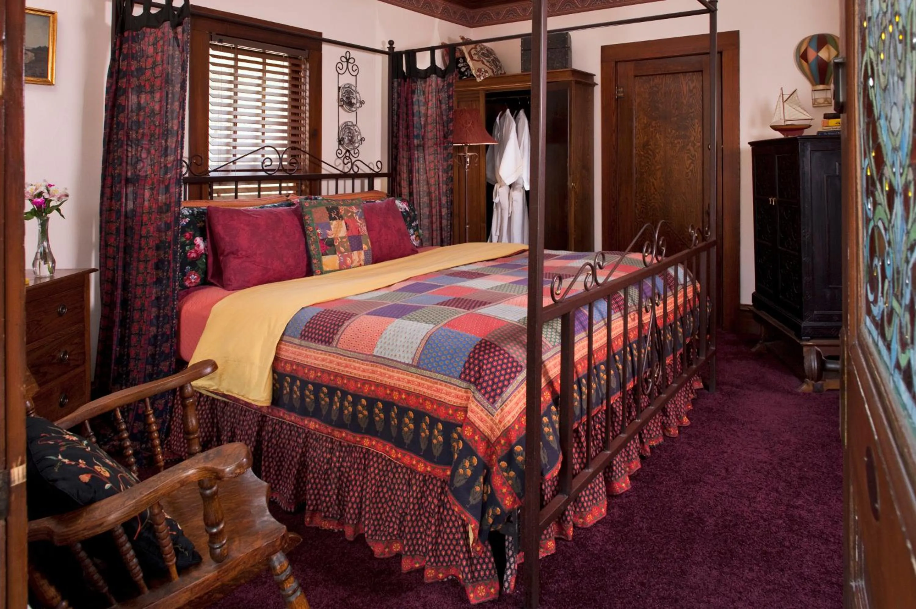 Bed in Cliff Cottage Inn, Downtown Bed & Breakfast