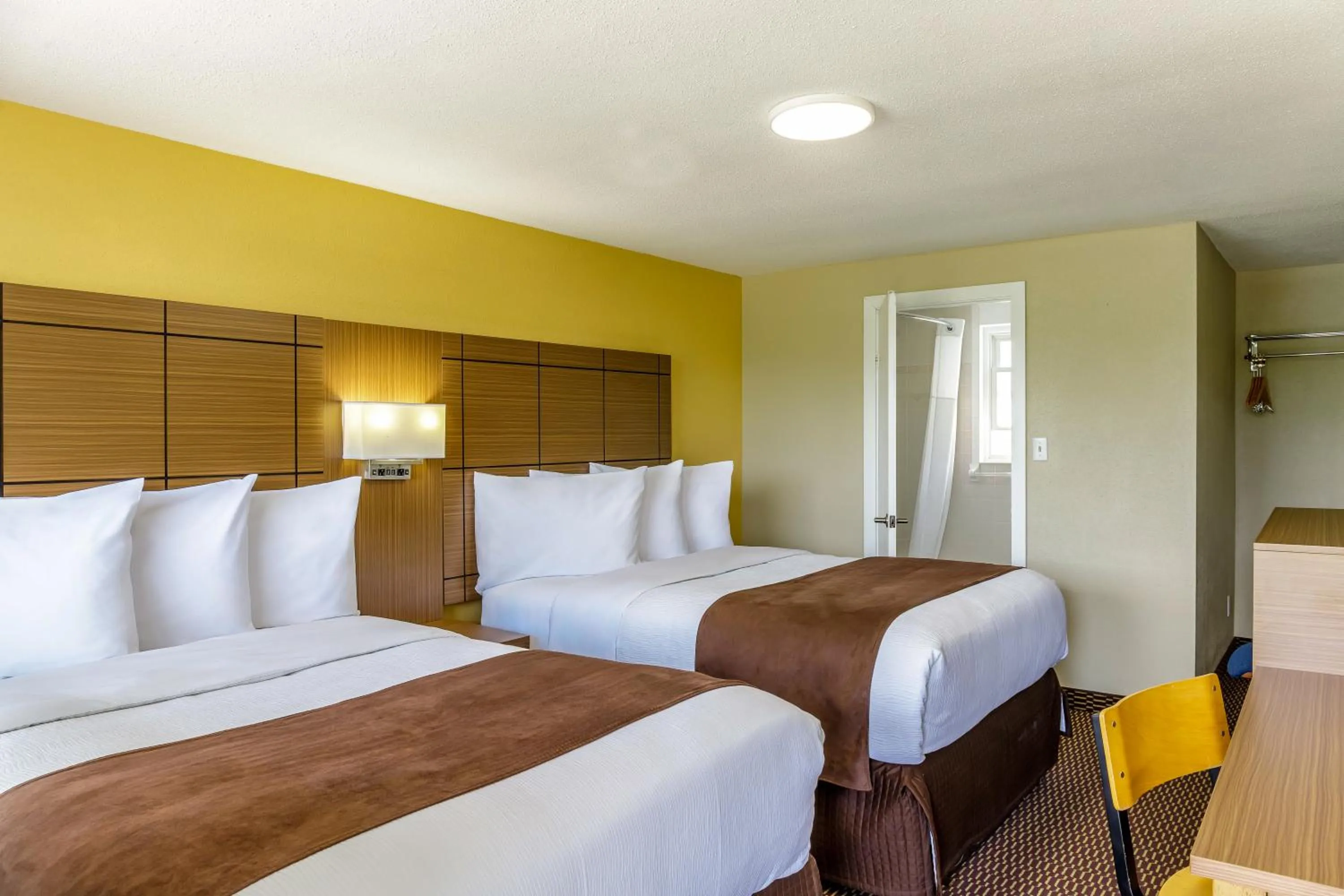 Bedroom, Bed in Motel 6 Campbellford, ON