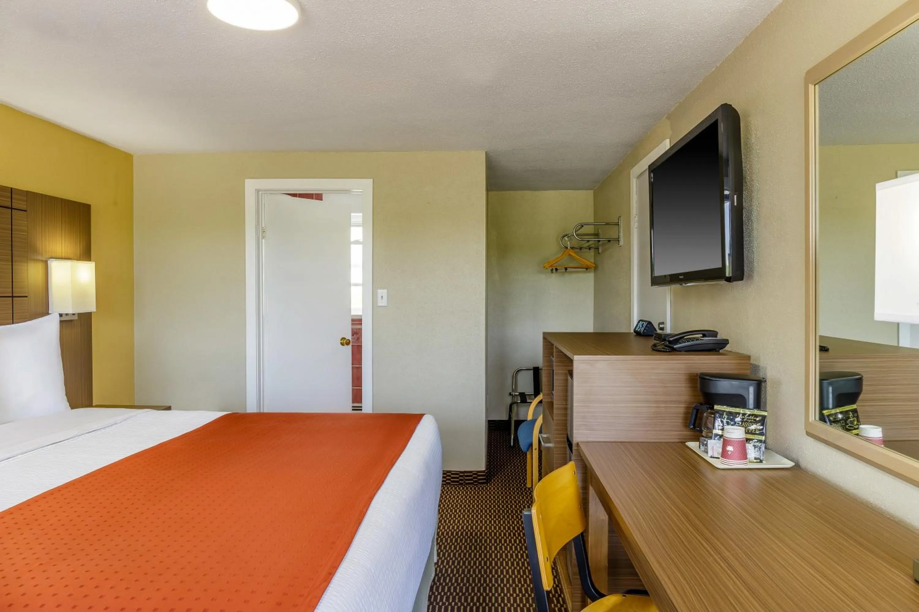 TV and multimedia, Bed in Motel 6 Campbellford, ON
