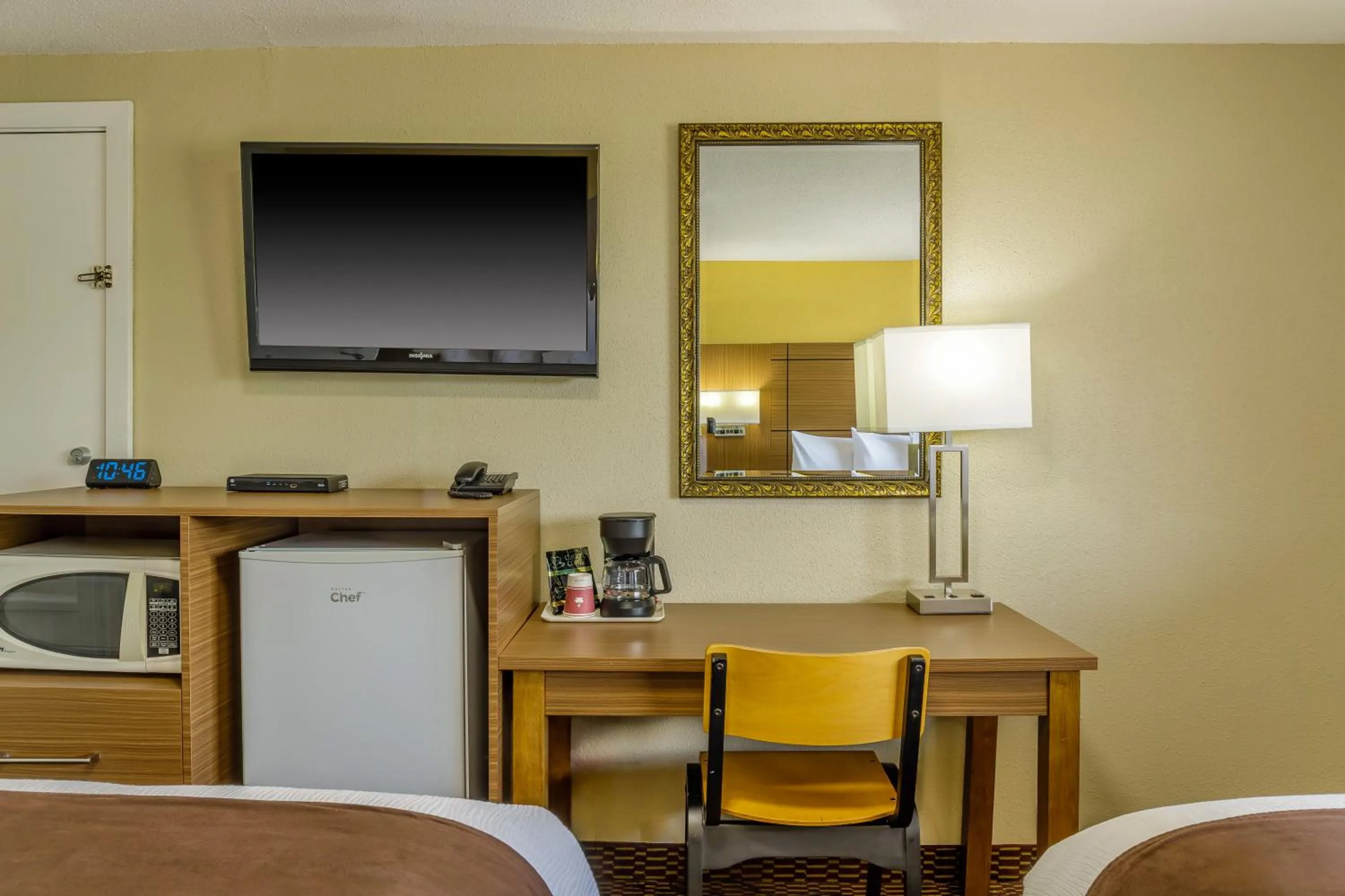 TV and multimedia in Motel 6 Campbellford, ON