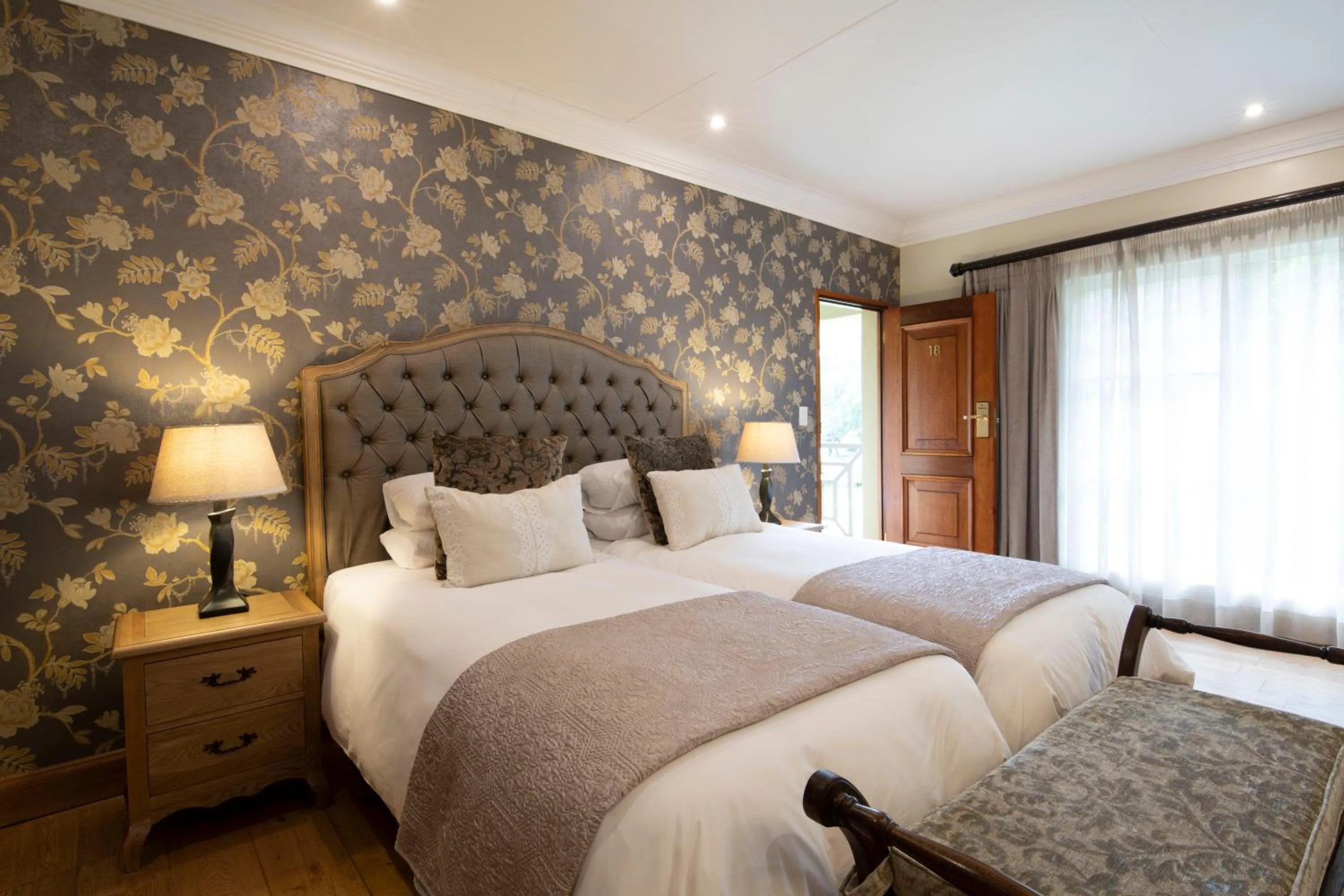 Restaurant/places to eat, Bed in Three Rivers Lodge and Villas