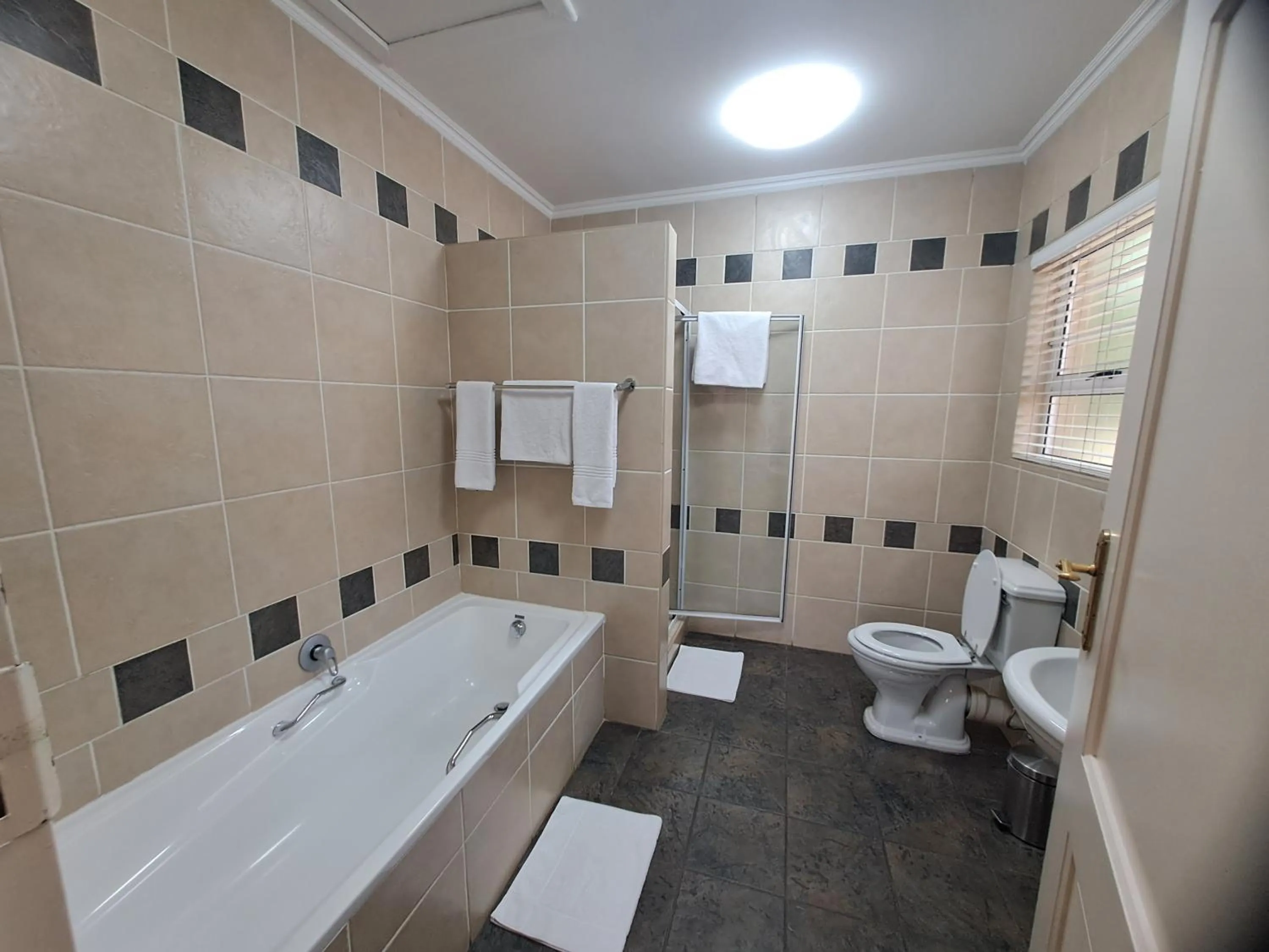 Shower in Three Rivers Lodge and Villas