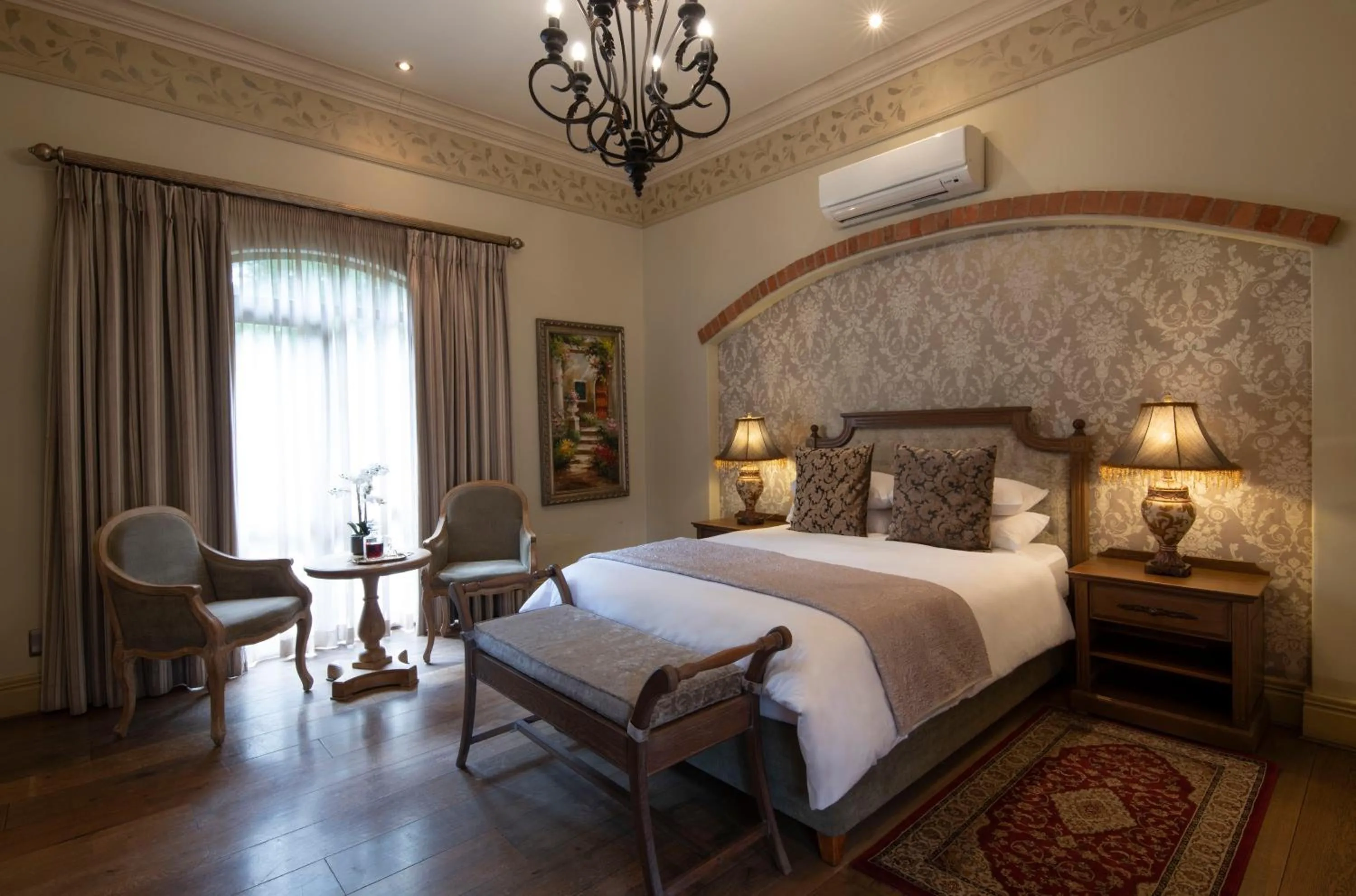 Restaurant/places to eat, Bed in Three Rivers Lodge and Villas