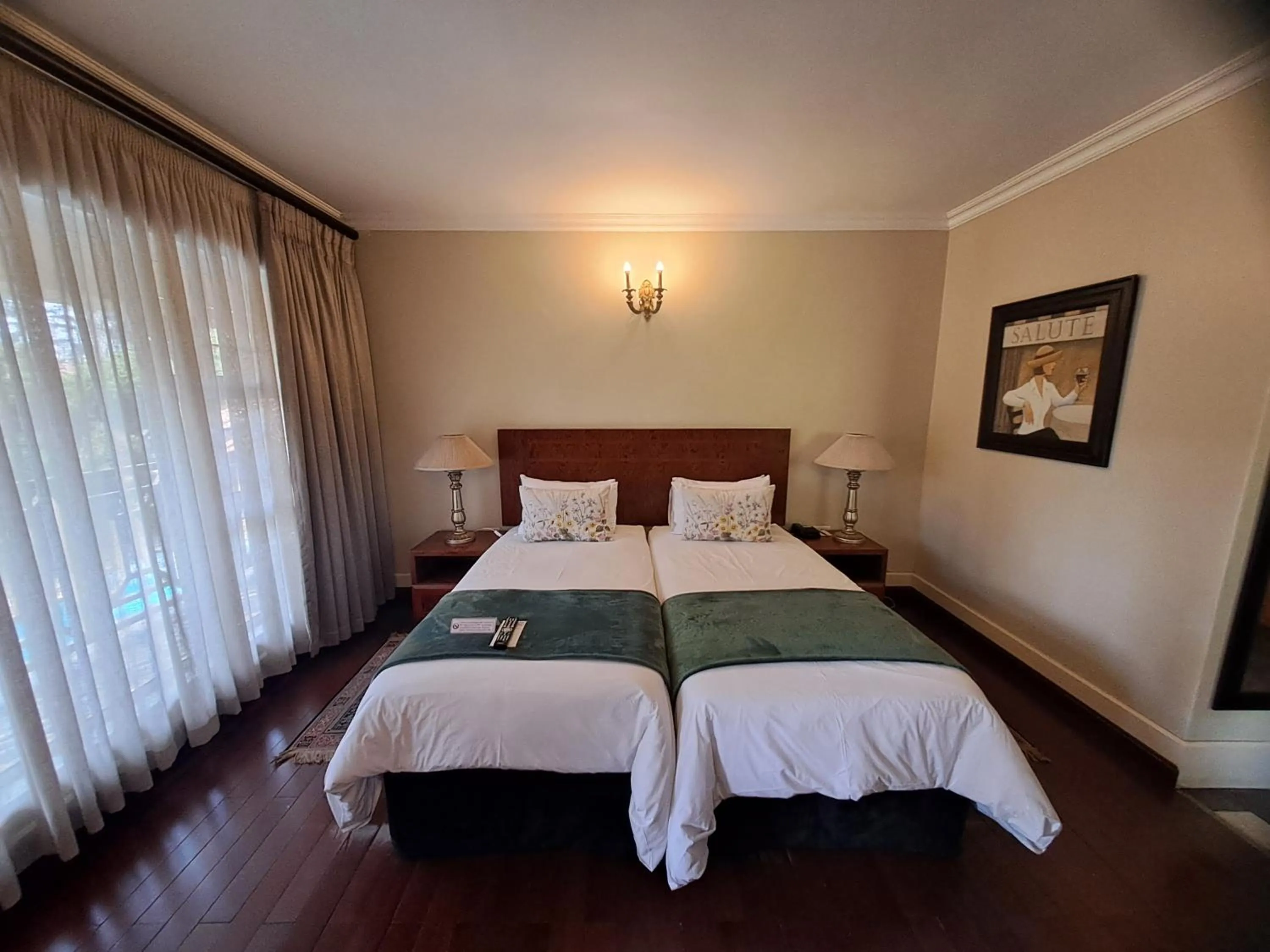 Restaurant/places to eat, Bed in Three Rivers Lodge and Villas