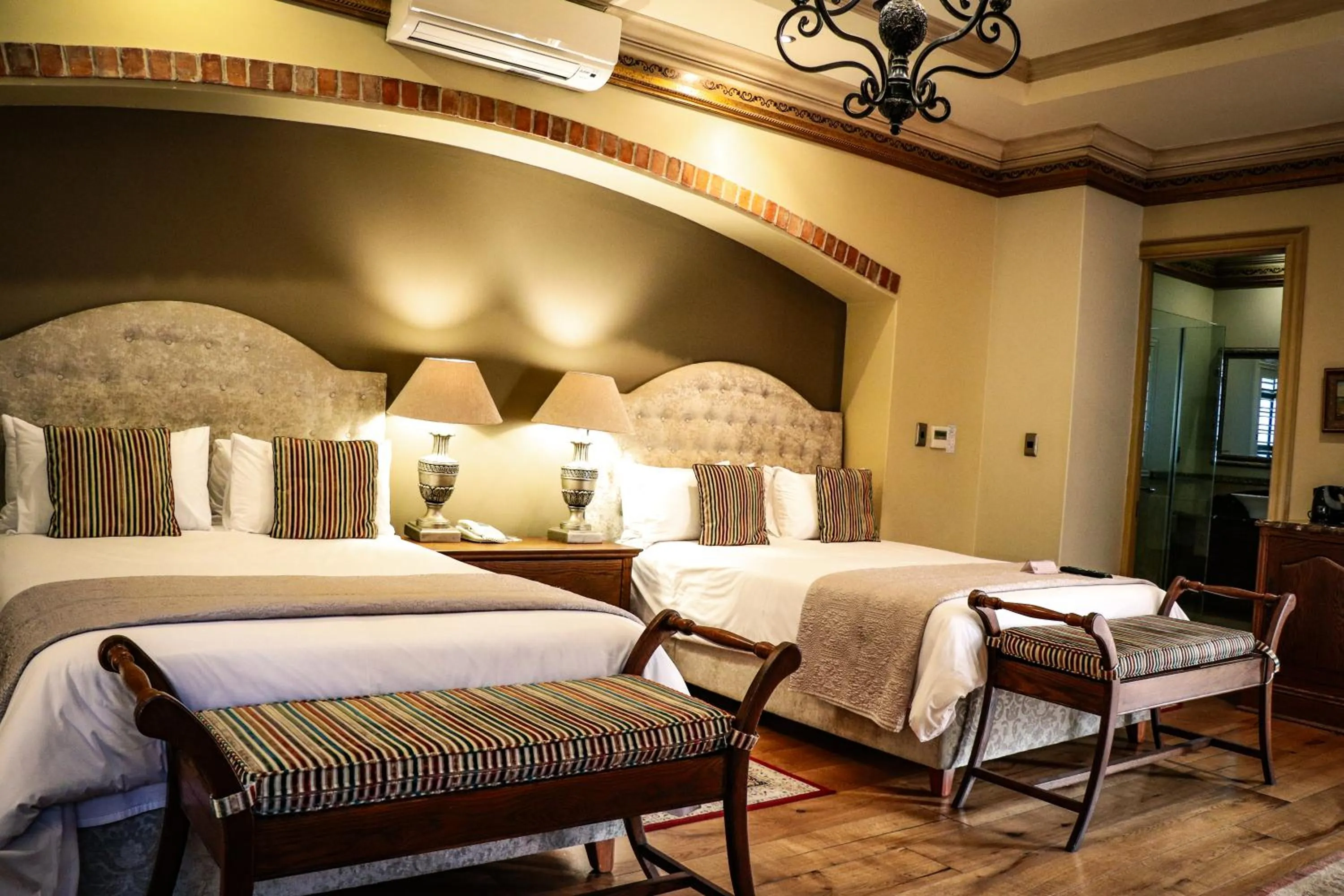 Restaurant/places to eat, Bed in Three Rivers Lodge and Villas