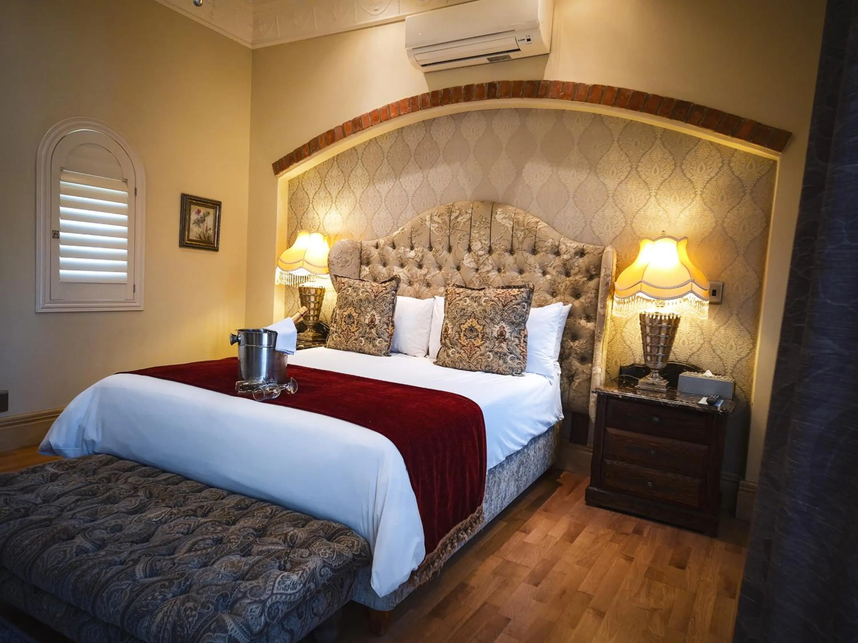 Restaurant/places to eat, Bed in Three Rivers Lodge and Villas