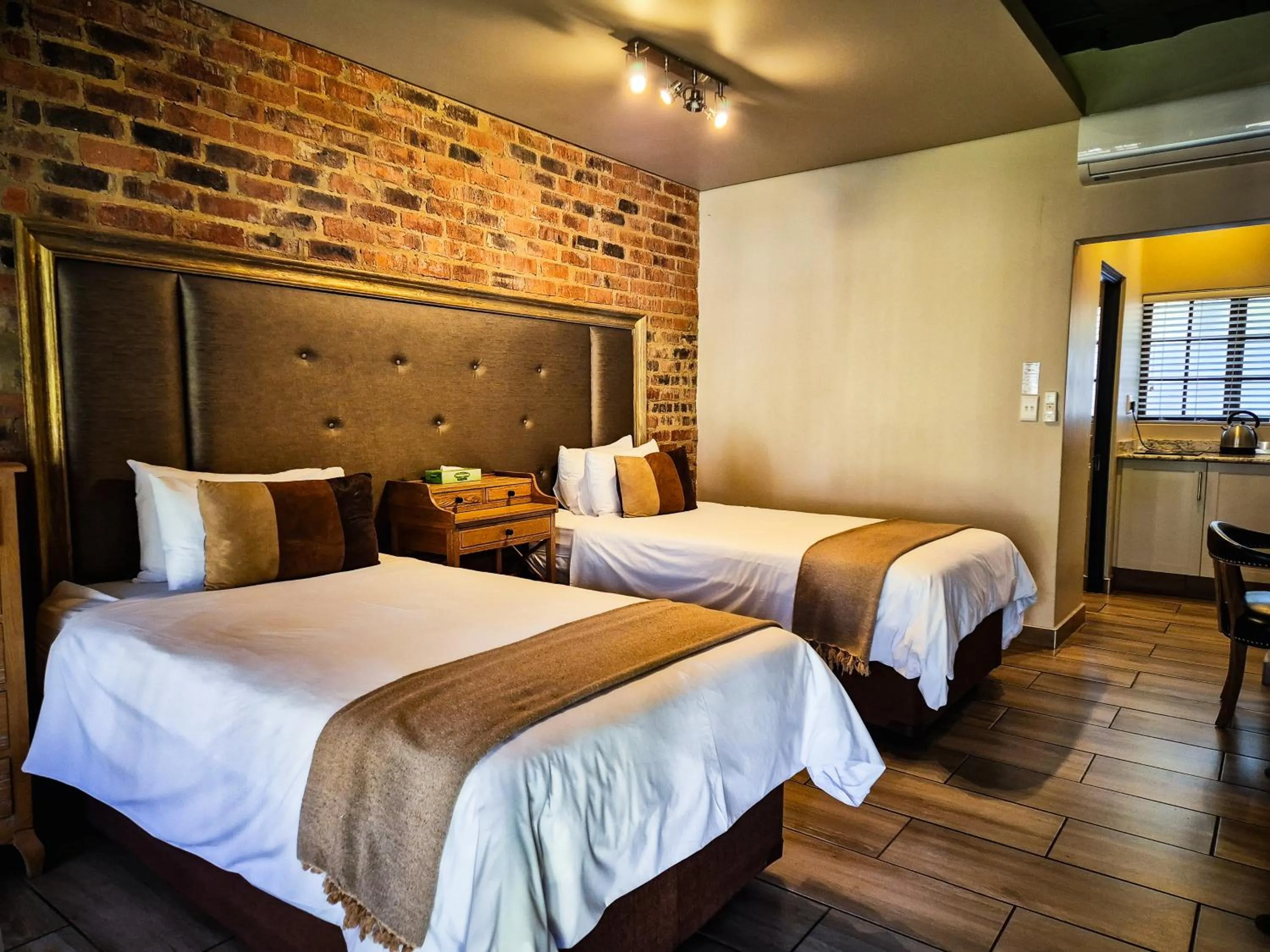 Restaurant/places to eat, Bed in Three Rivers Lodge and Villas