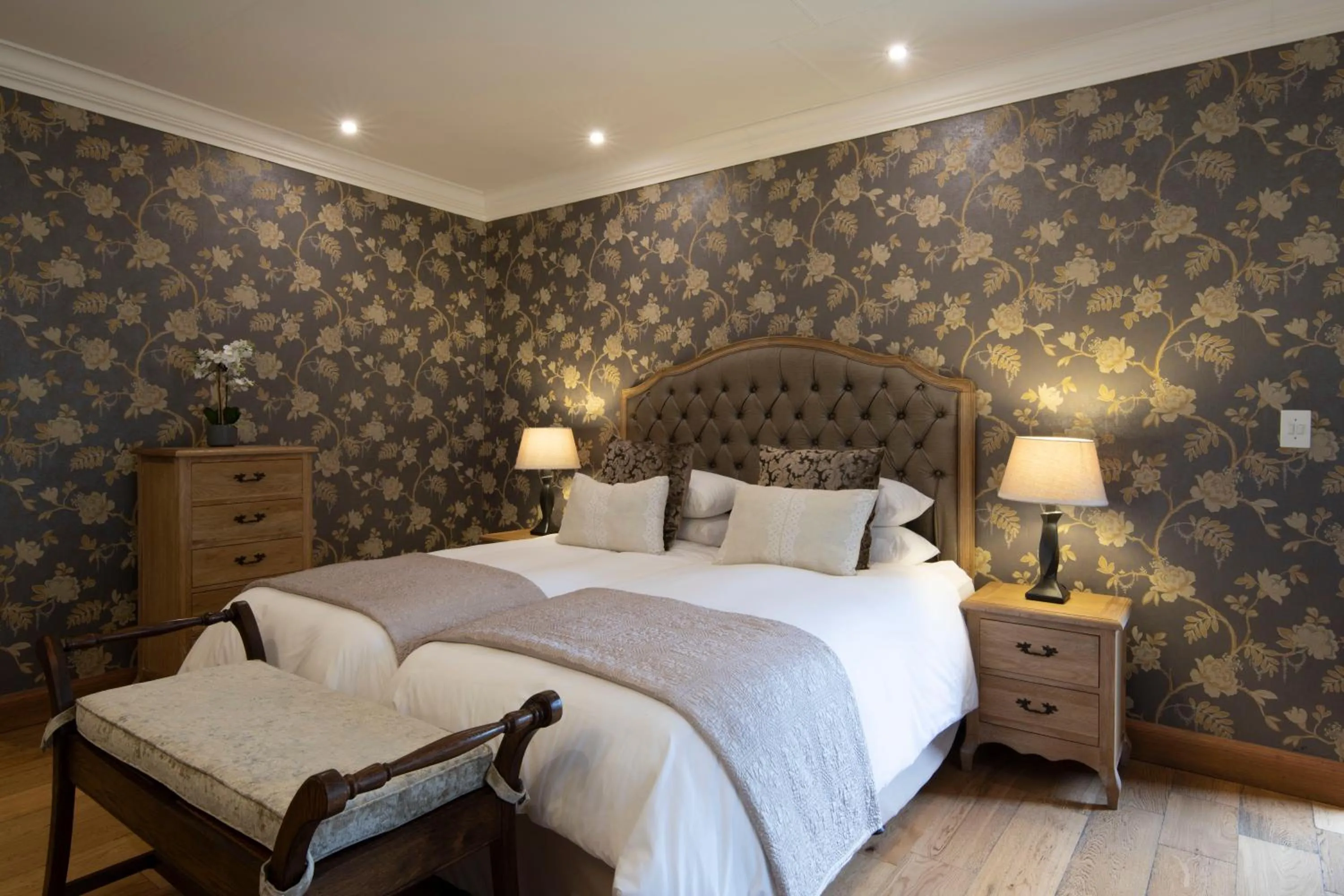 Restaurant/places to eat, Bed in Three Rivers Lodge and Villas