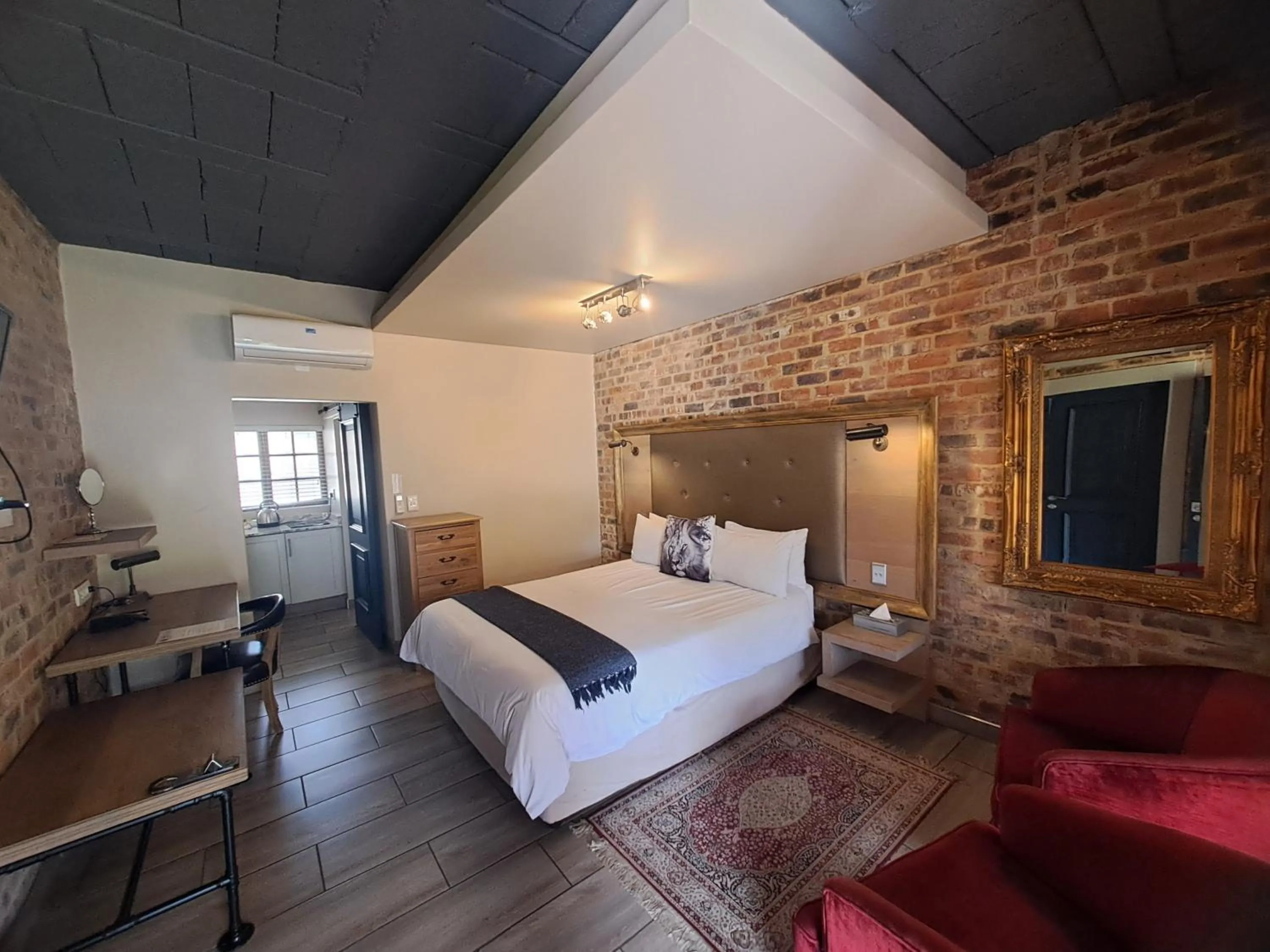 Restaurant/places to eat, Bed in Three Rivers Lodge and Villas