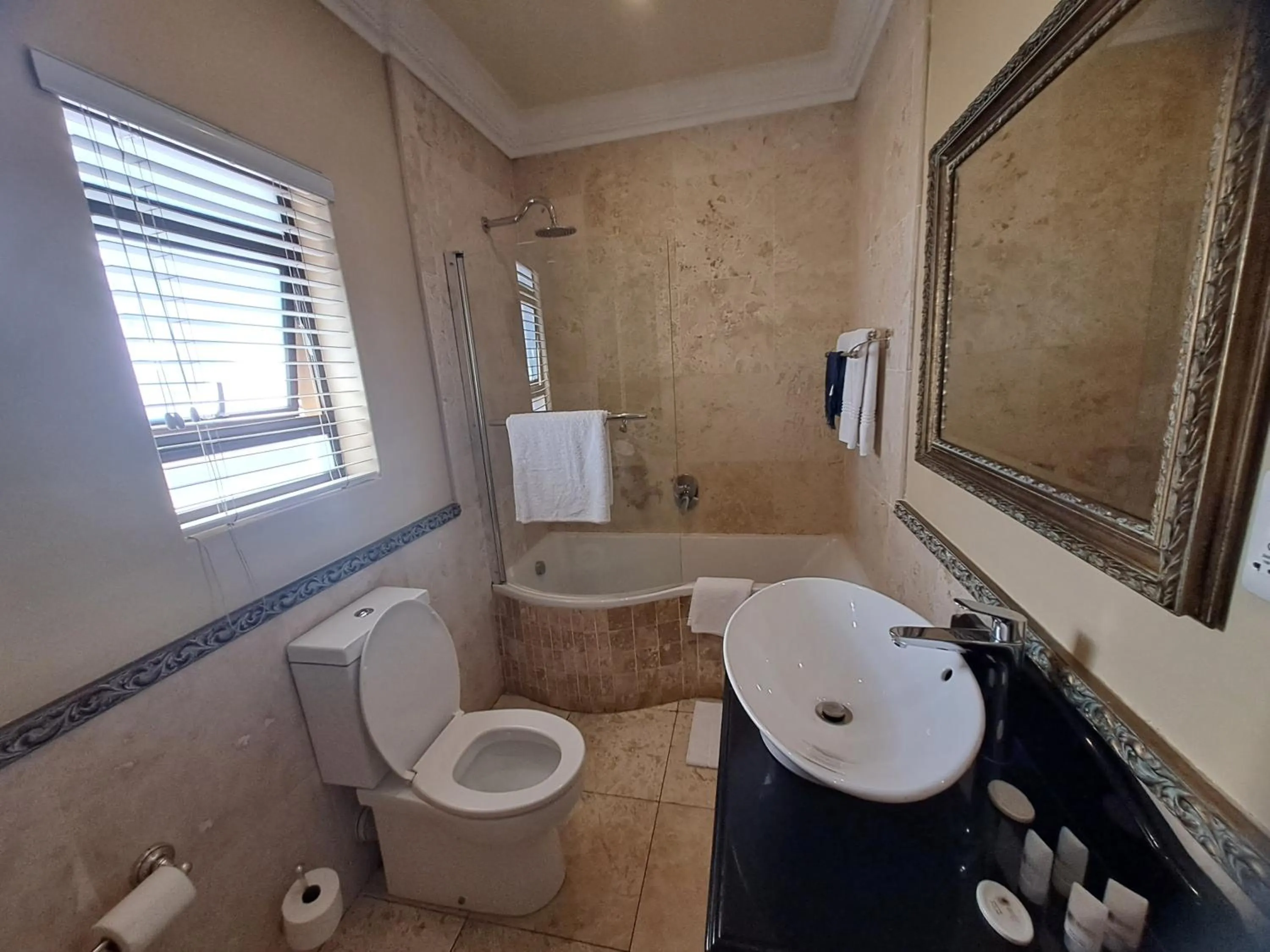 Restaurant/places to eat in Three Rivers Lodge and Villas