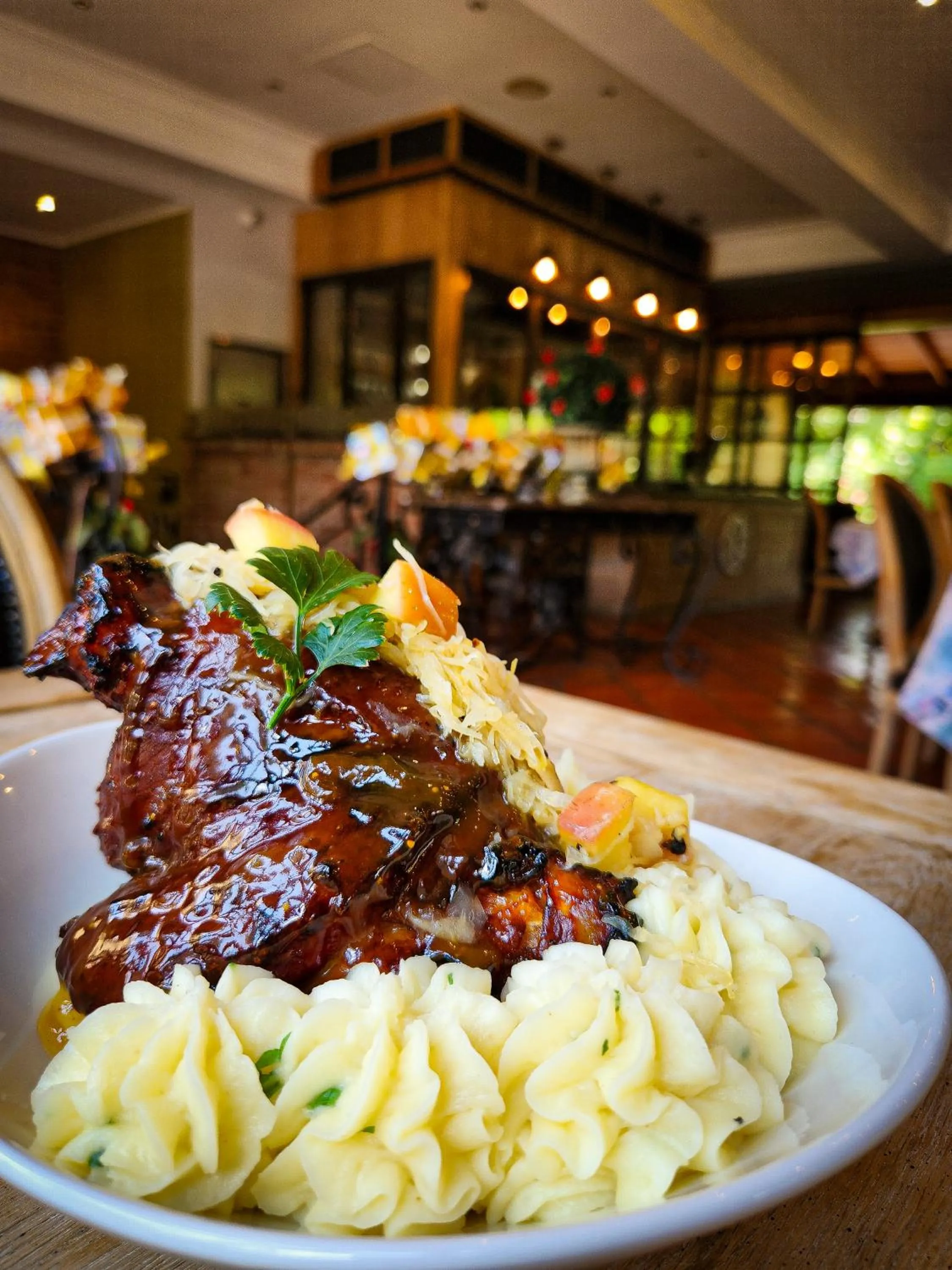 Restaurant/places to eat in Three Rivers Lodge and Villas