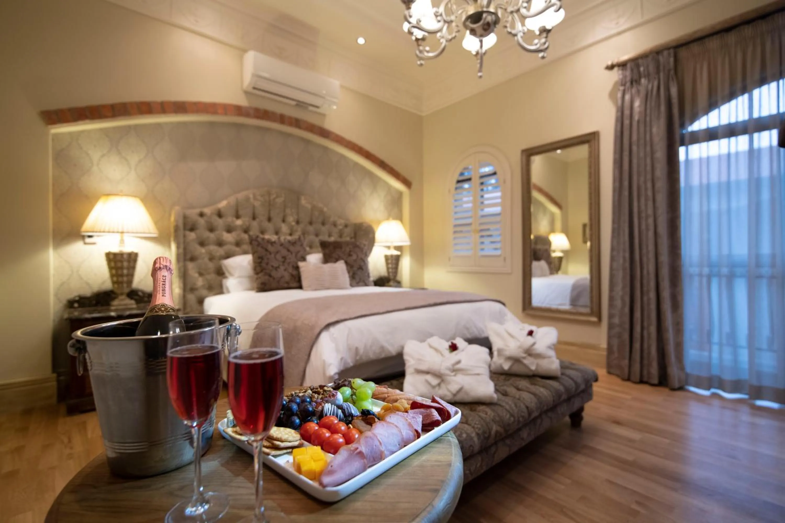 Restaurant/places to eat, Bed in Three Rivers Lodge and Villas