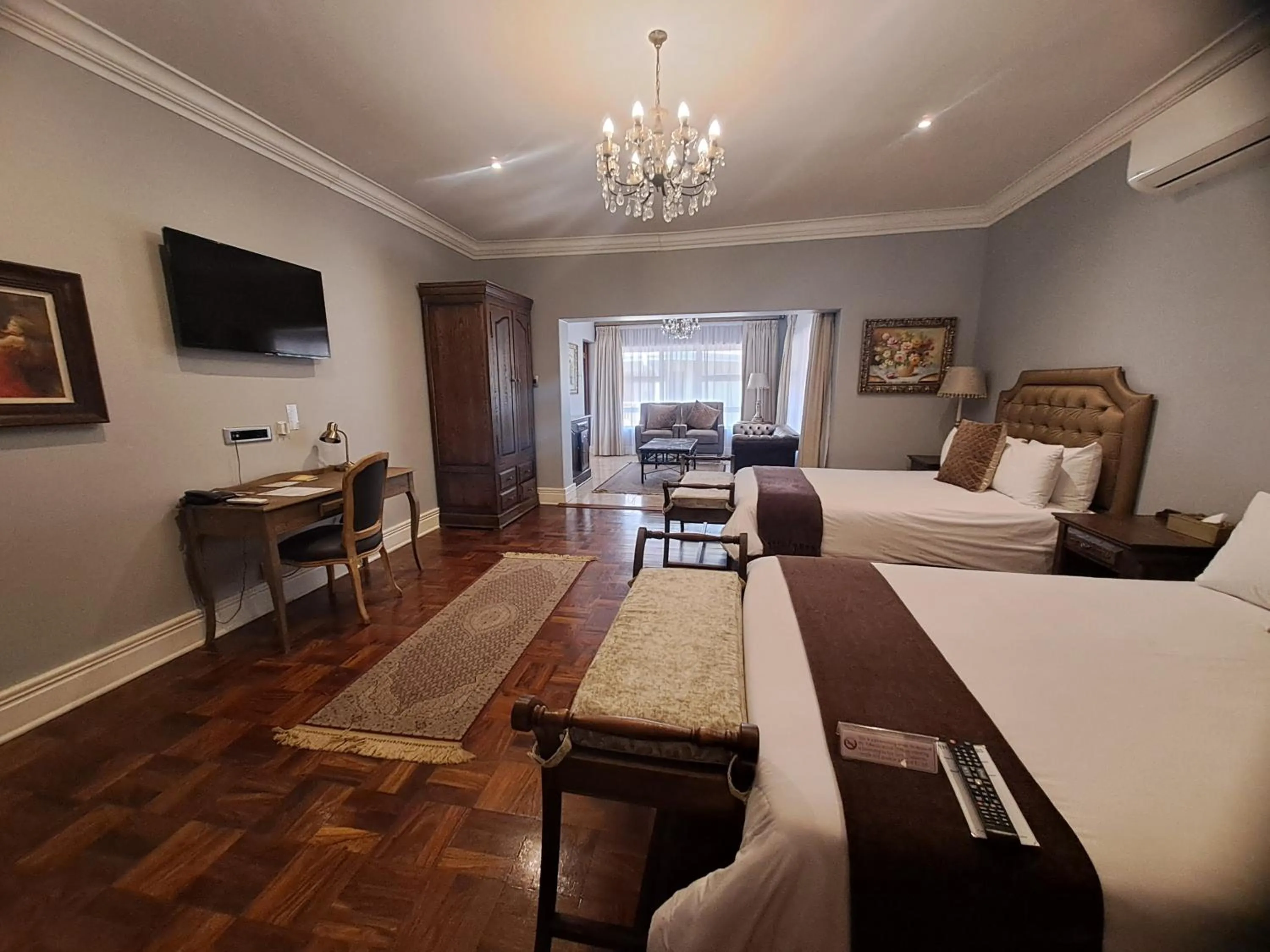 Restaurant/places to eat, Bed in Three Rivers Lodge and Villas