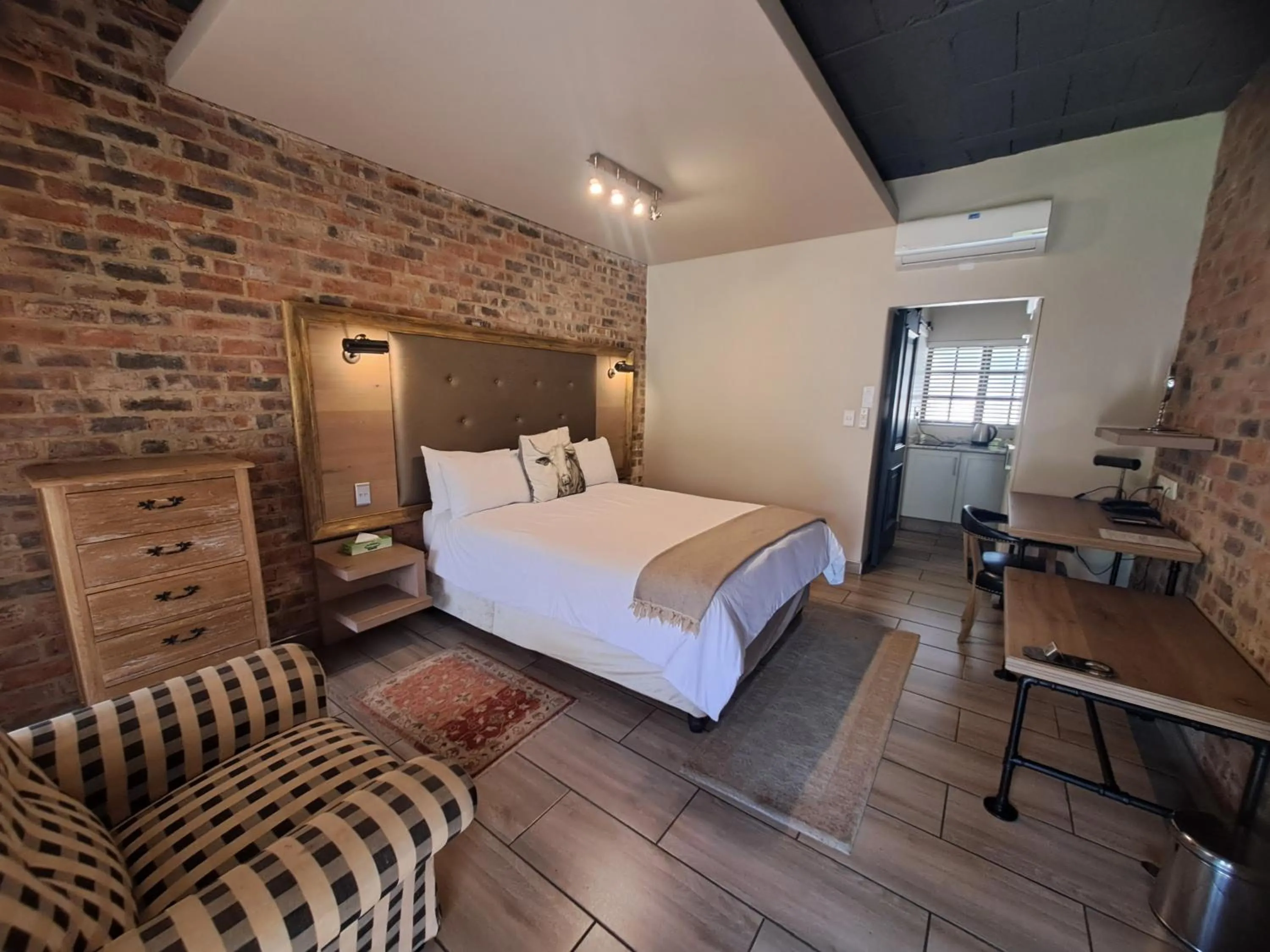 Restaurant/places to eat, Bed in Three Rivers Lodge and Villas