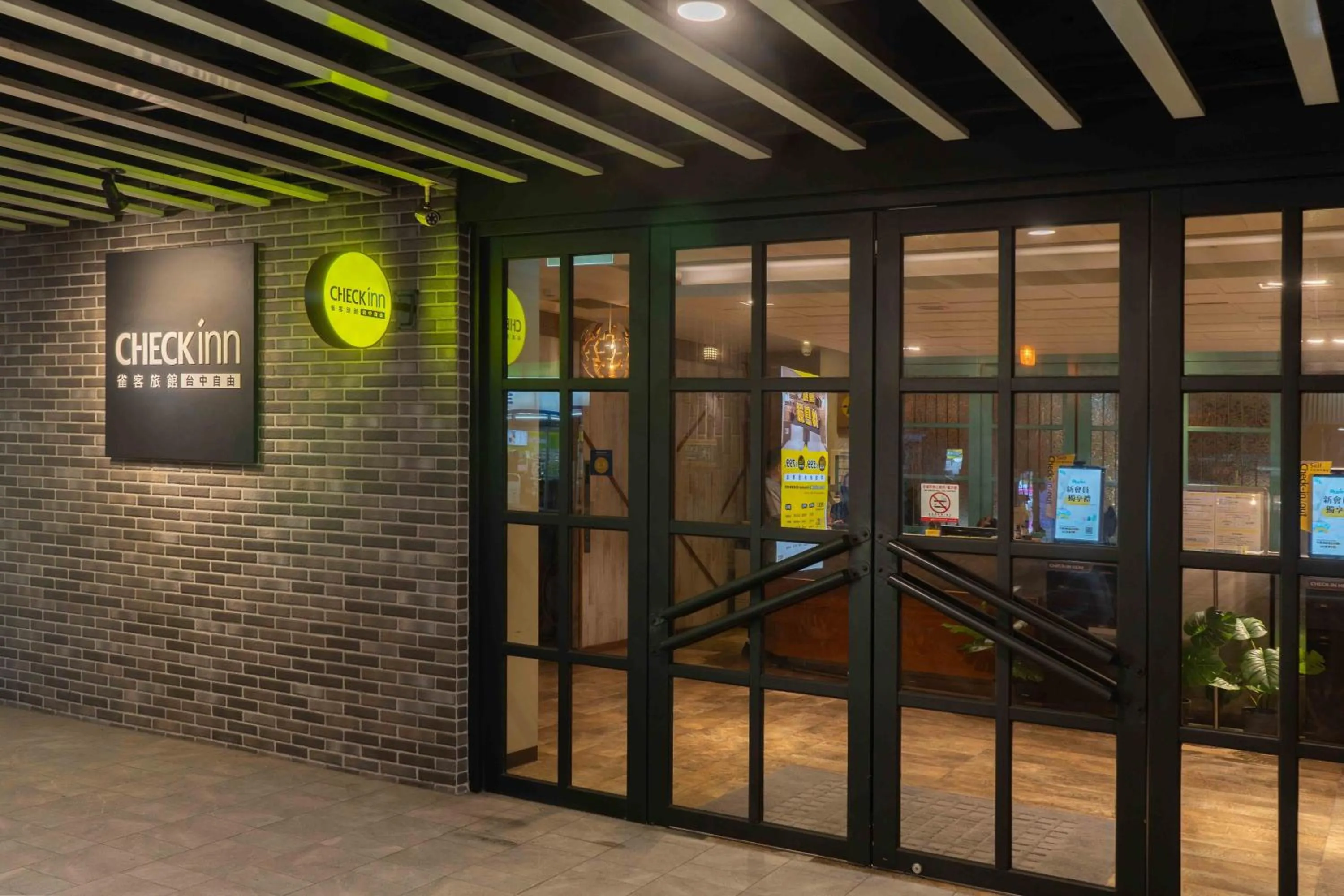 Facade/entrance in CHECK inn Taichung Ziyou