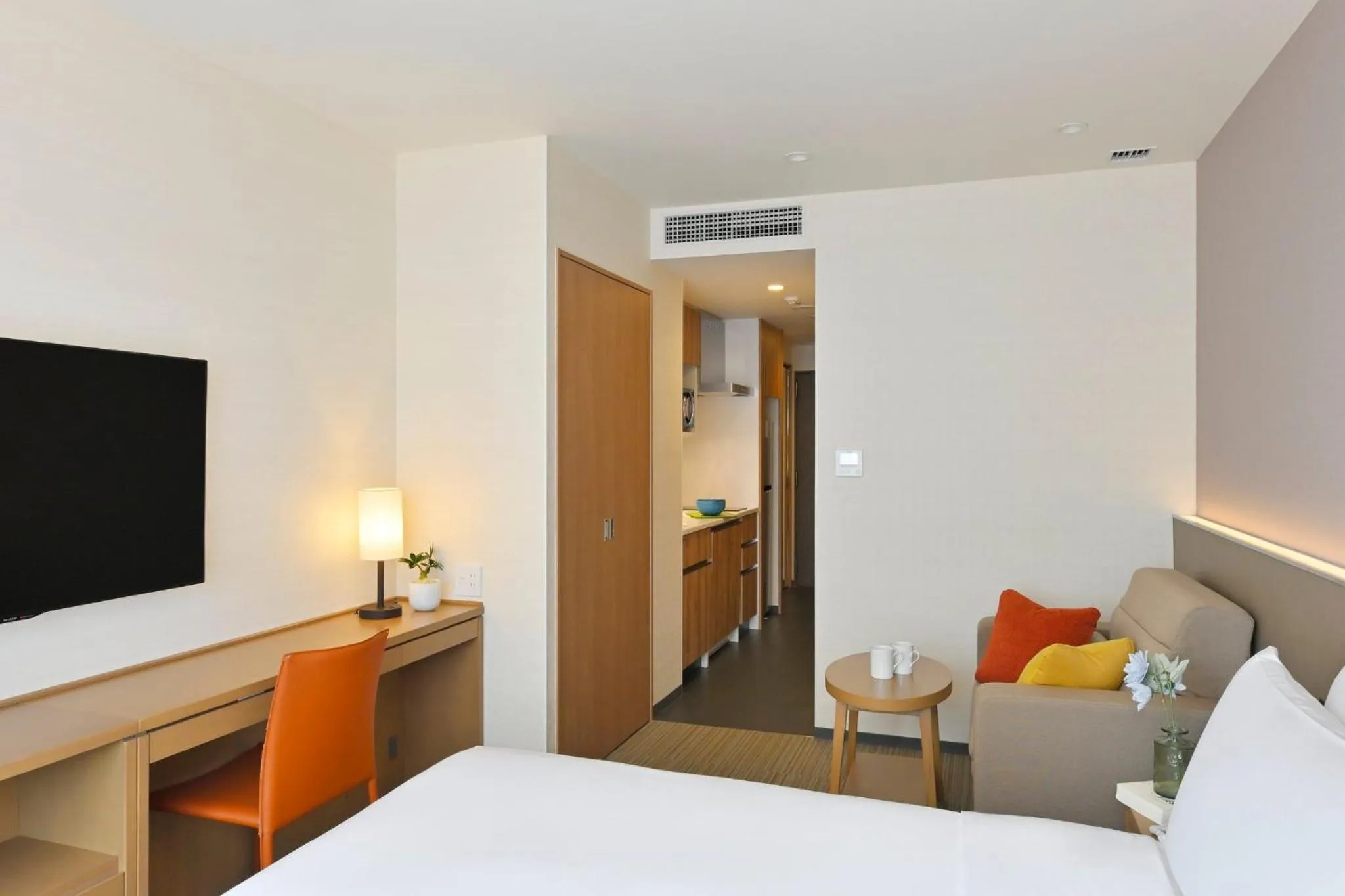 Photo of the whole room, Bed in Holiday Inn & Suites Shin Osaka by IHG