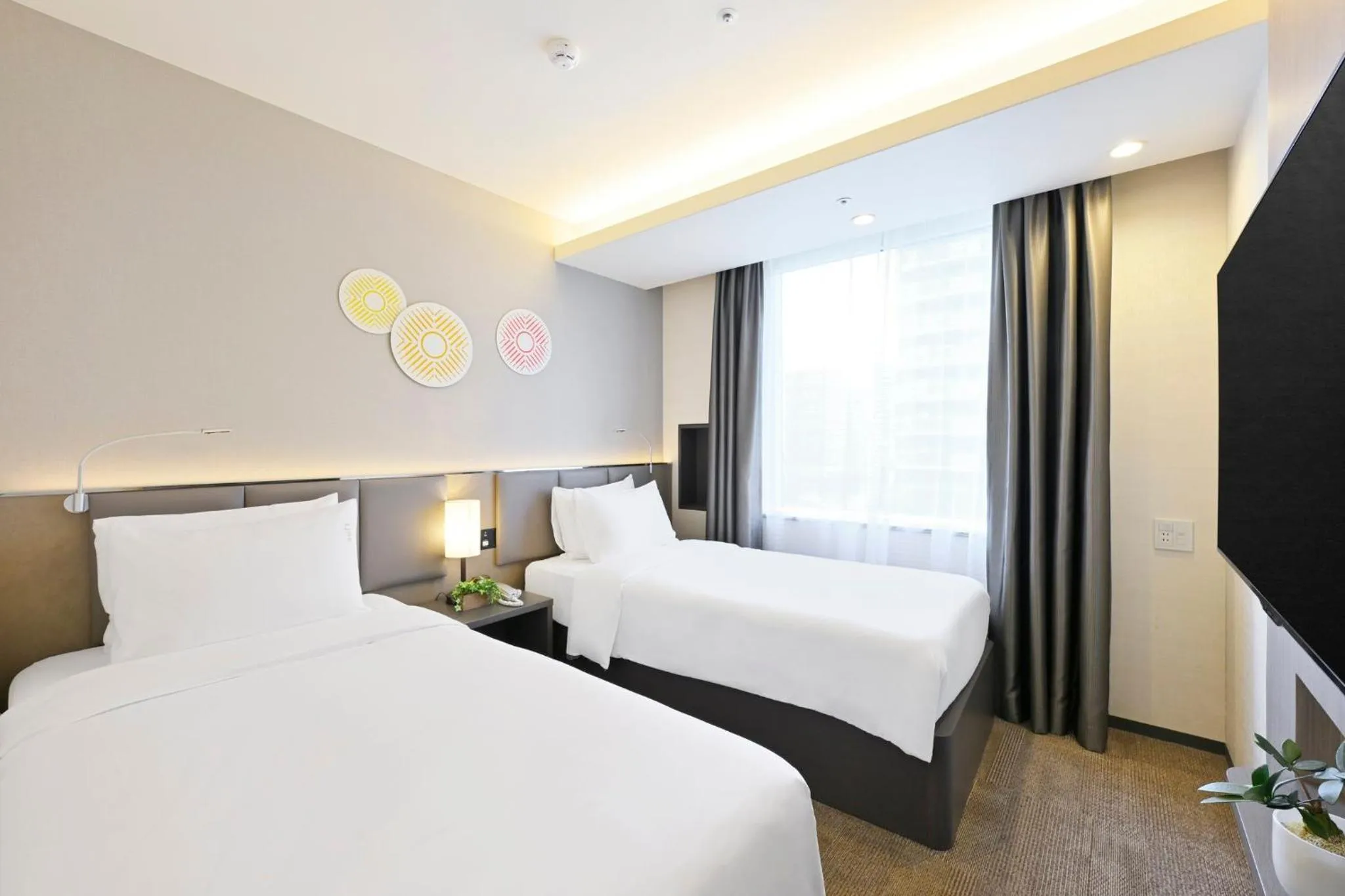 Photo of the whole room, Bed in Holiday Inn & Suites Shin Osaka by IHG