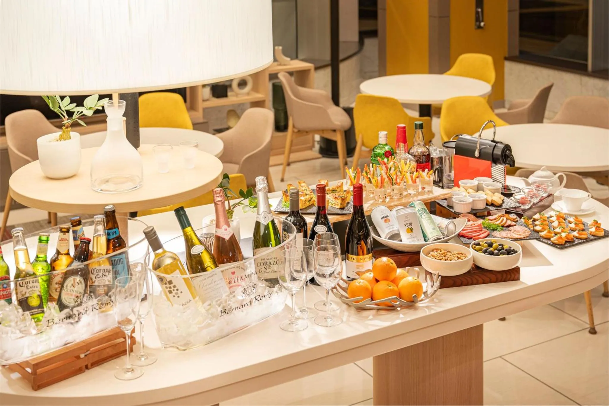 Restaurant/places to eat in Holiday Inn & Suites Shin Osaka by IHG