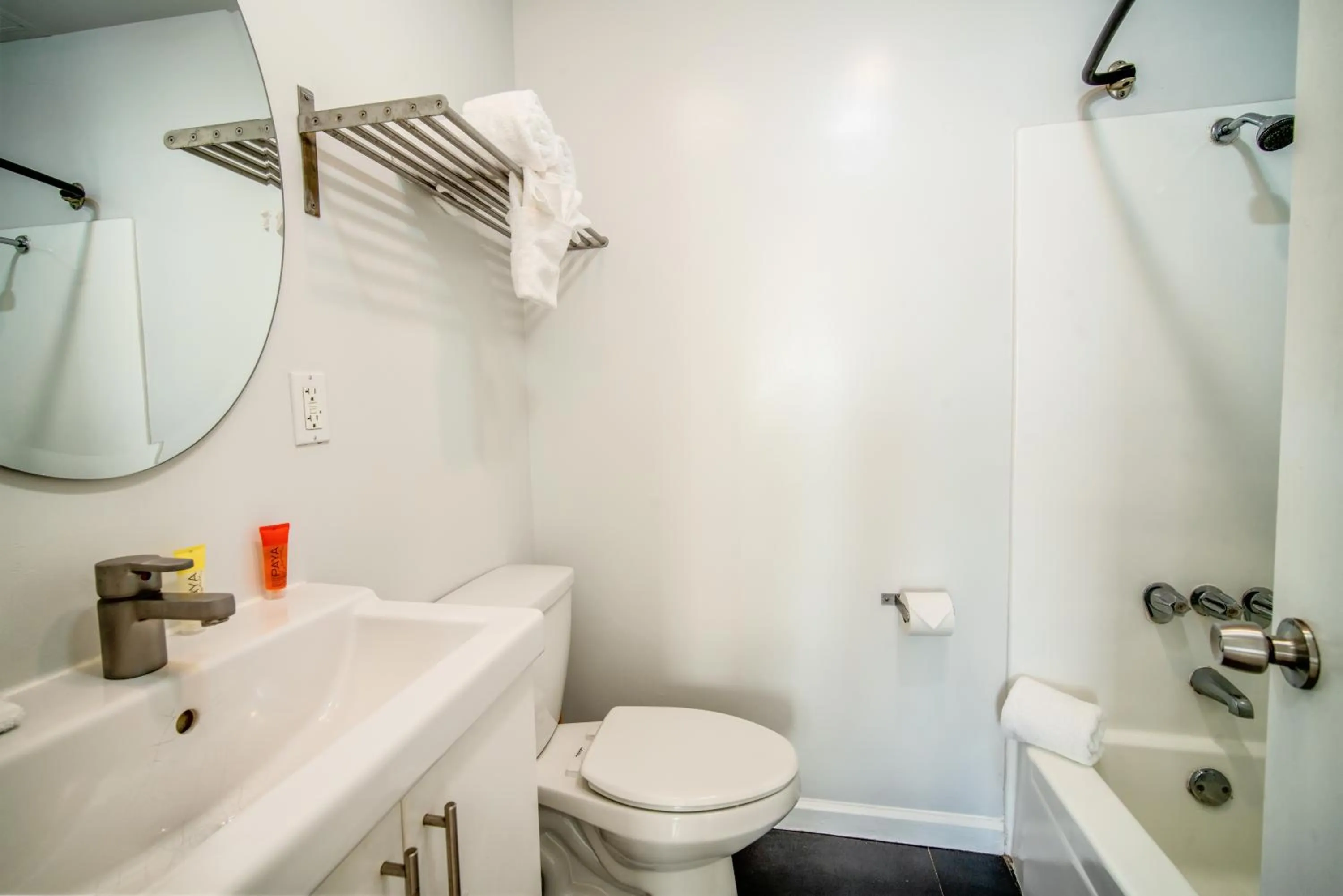 Bathroom in AIR Venice on the Beach