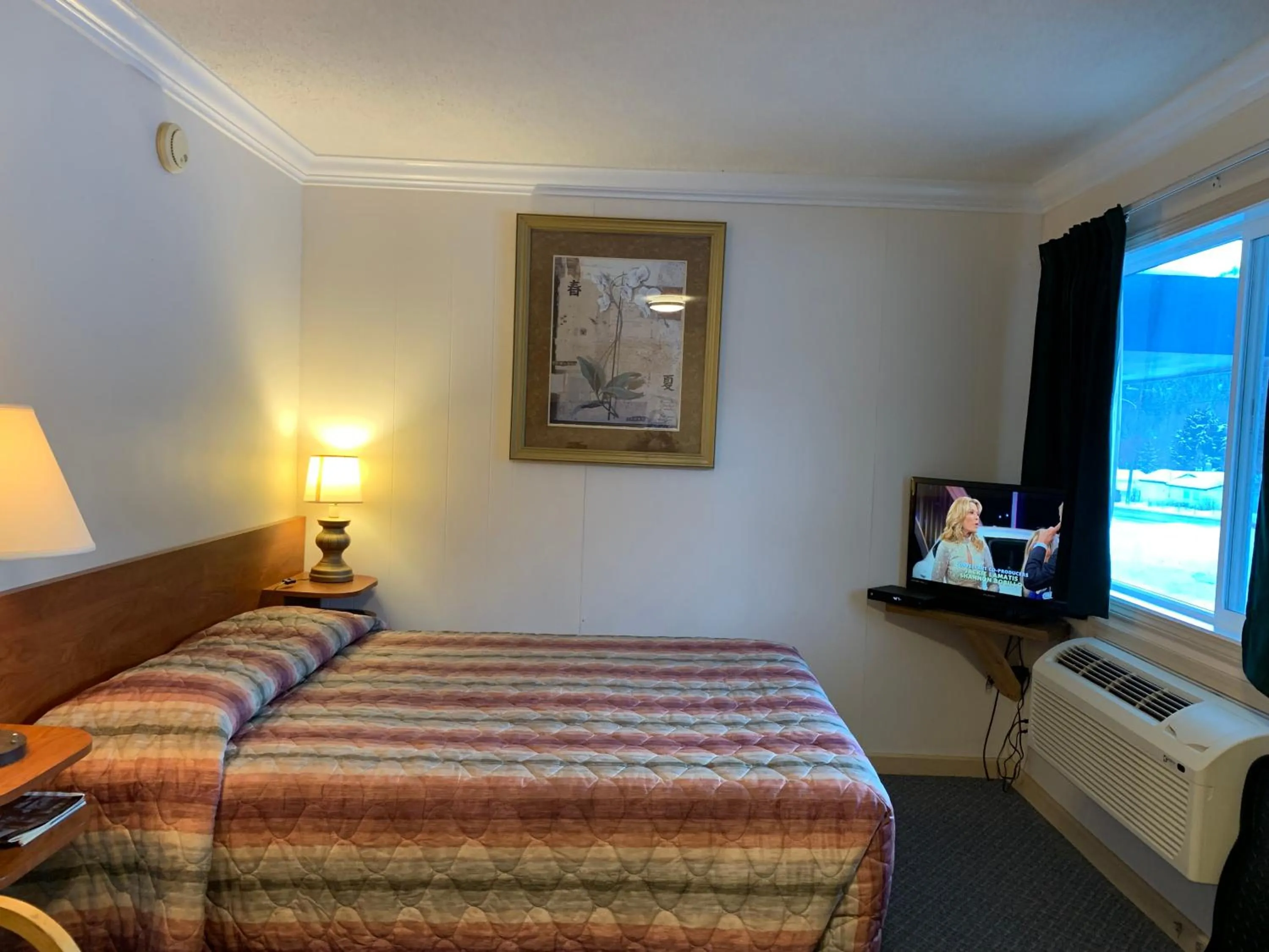 Bed in Evening Star Motel