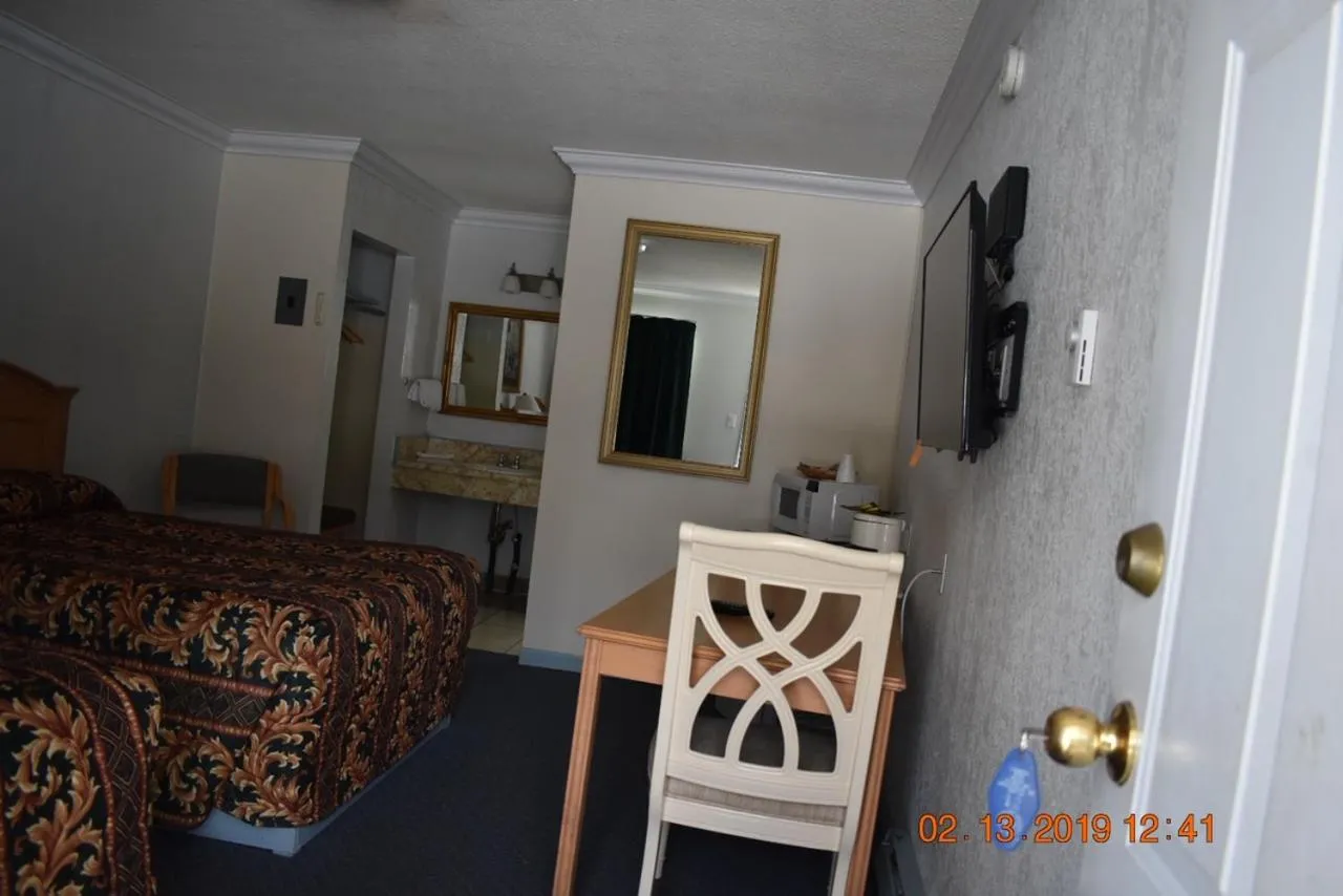 Bed in Evening Star Motel