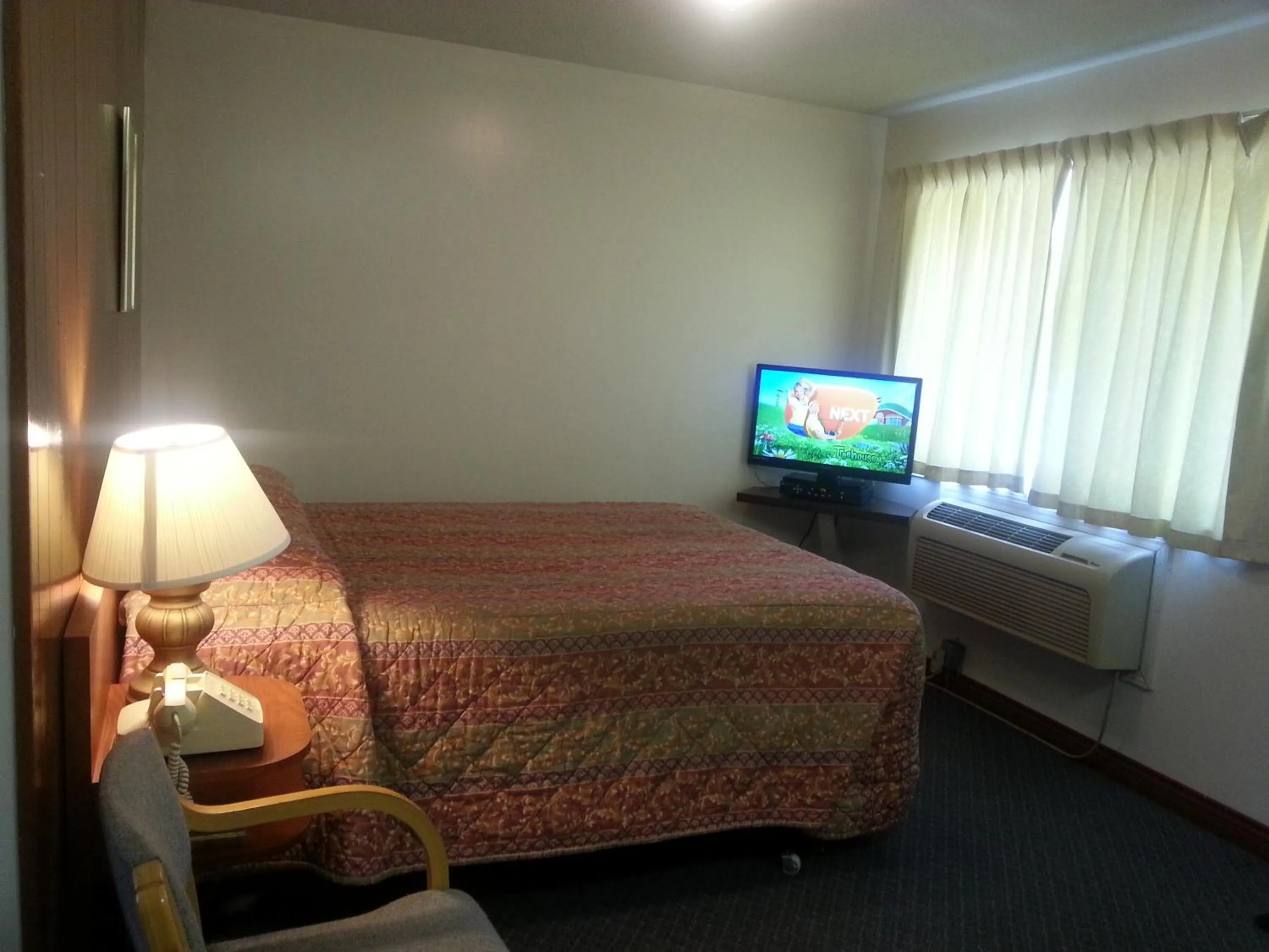 Bed in Evening Star Motel