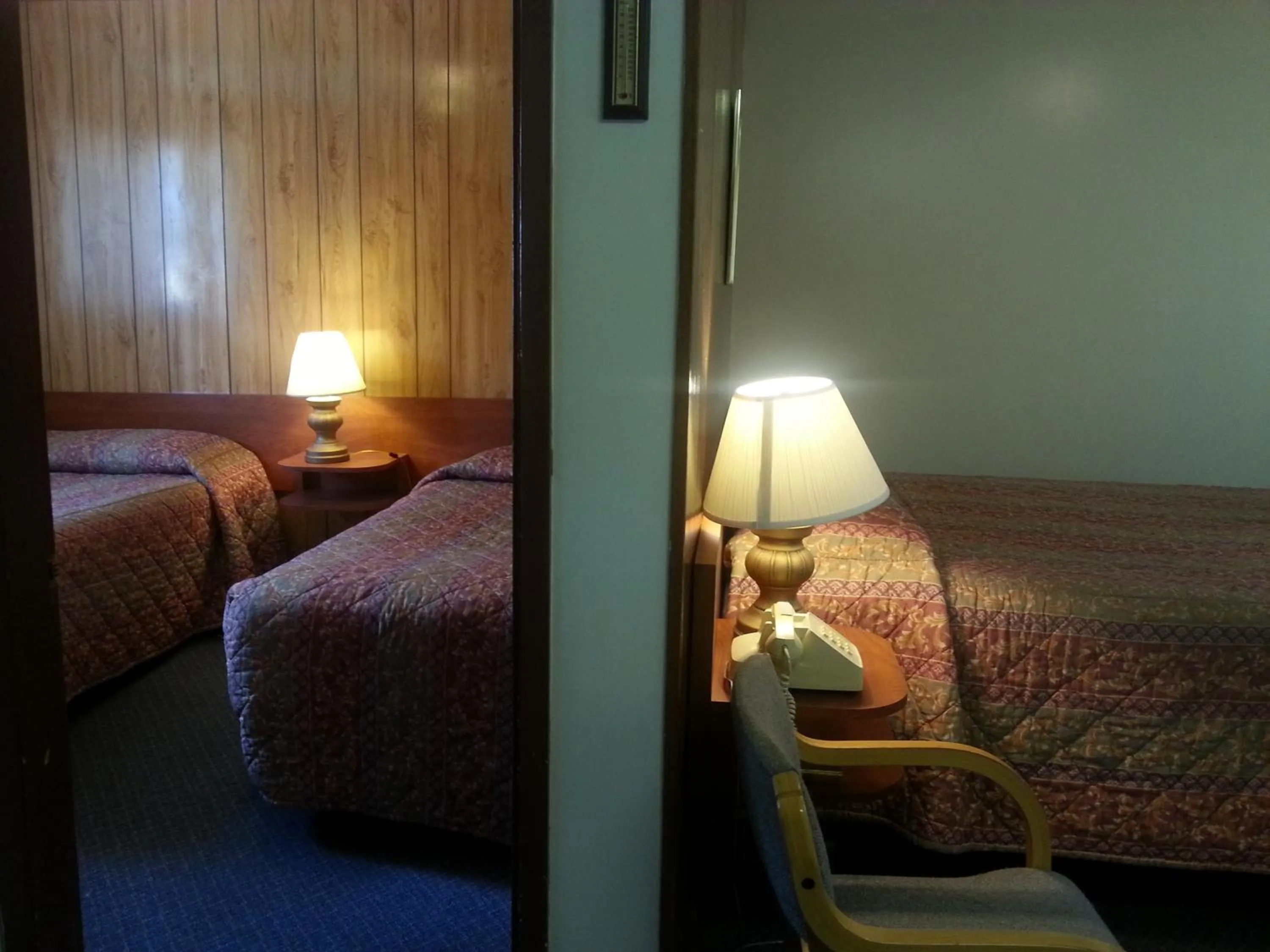 Bed in Evening Star Motel