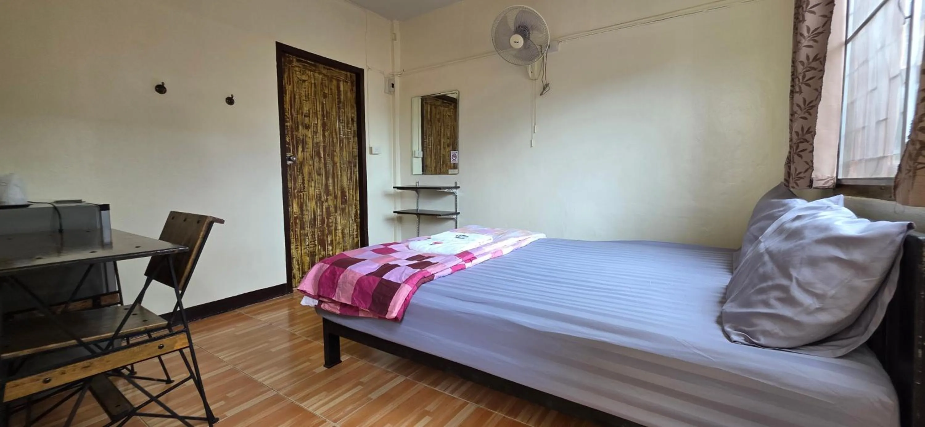 Photo of the whole room, Bed in P.L.P Guesthouse - Mae Hong Son