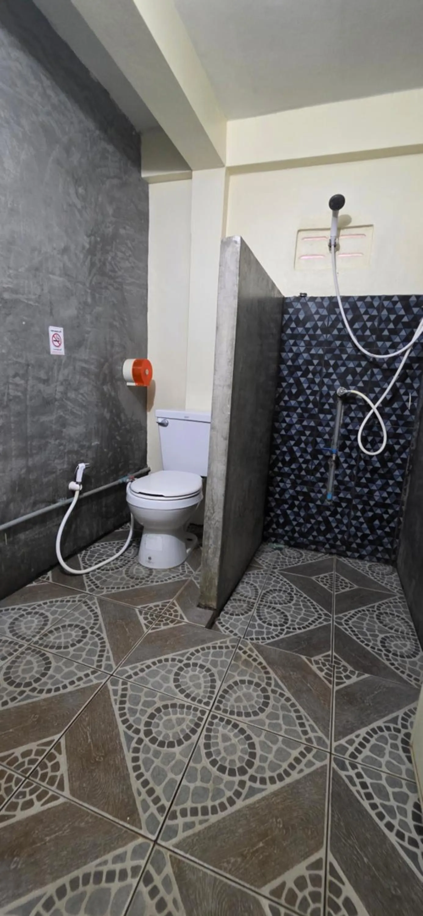 Shower in P.L.P Guesthouse - Mae Hong Son