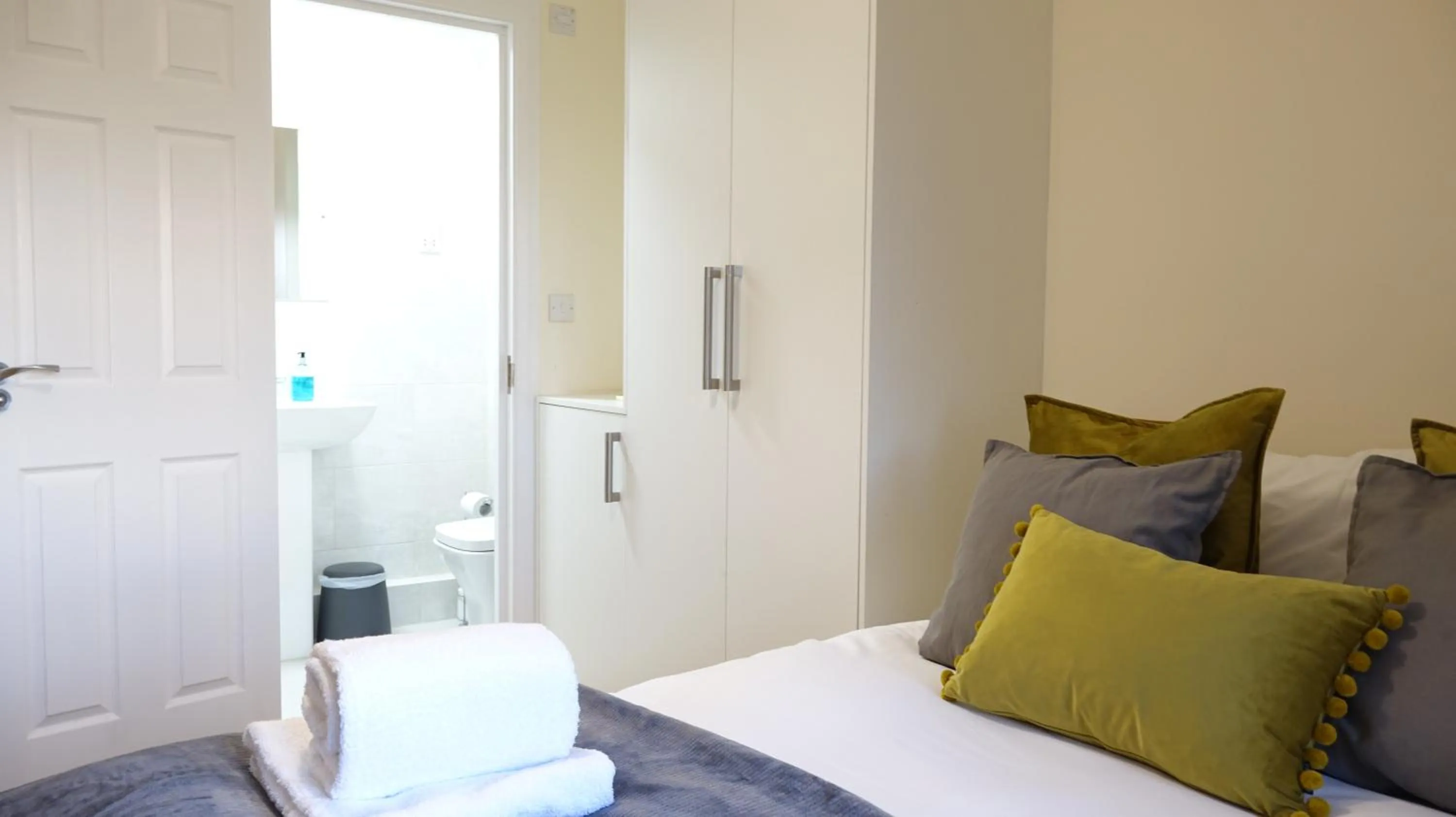 Bedroom in RC Airport Rooms