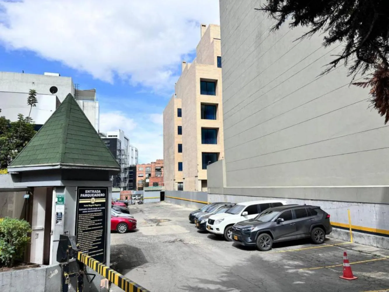 Parking in Hotel Bogotá Regency Usaquén
