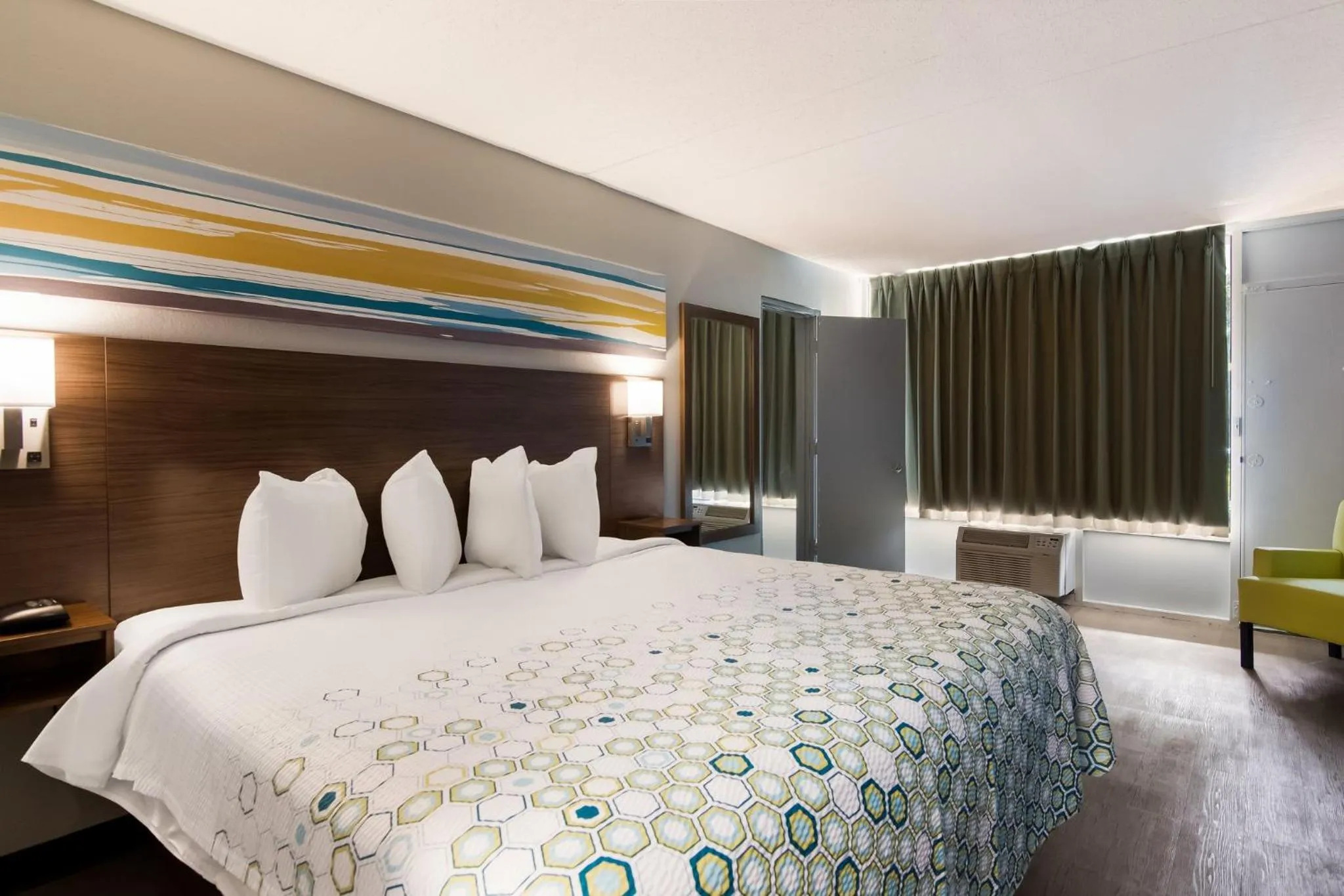 Photo of the whole room, Bed in HomeTowne Studios by Red Roof Vero Beach - I-95