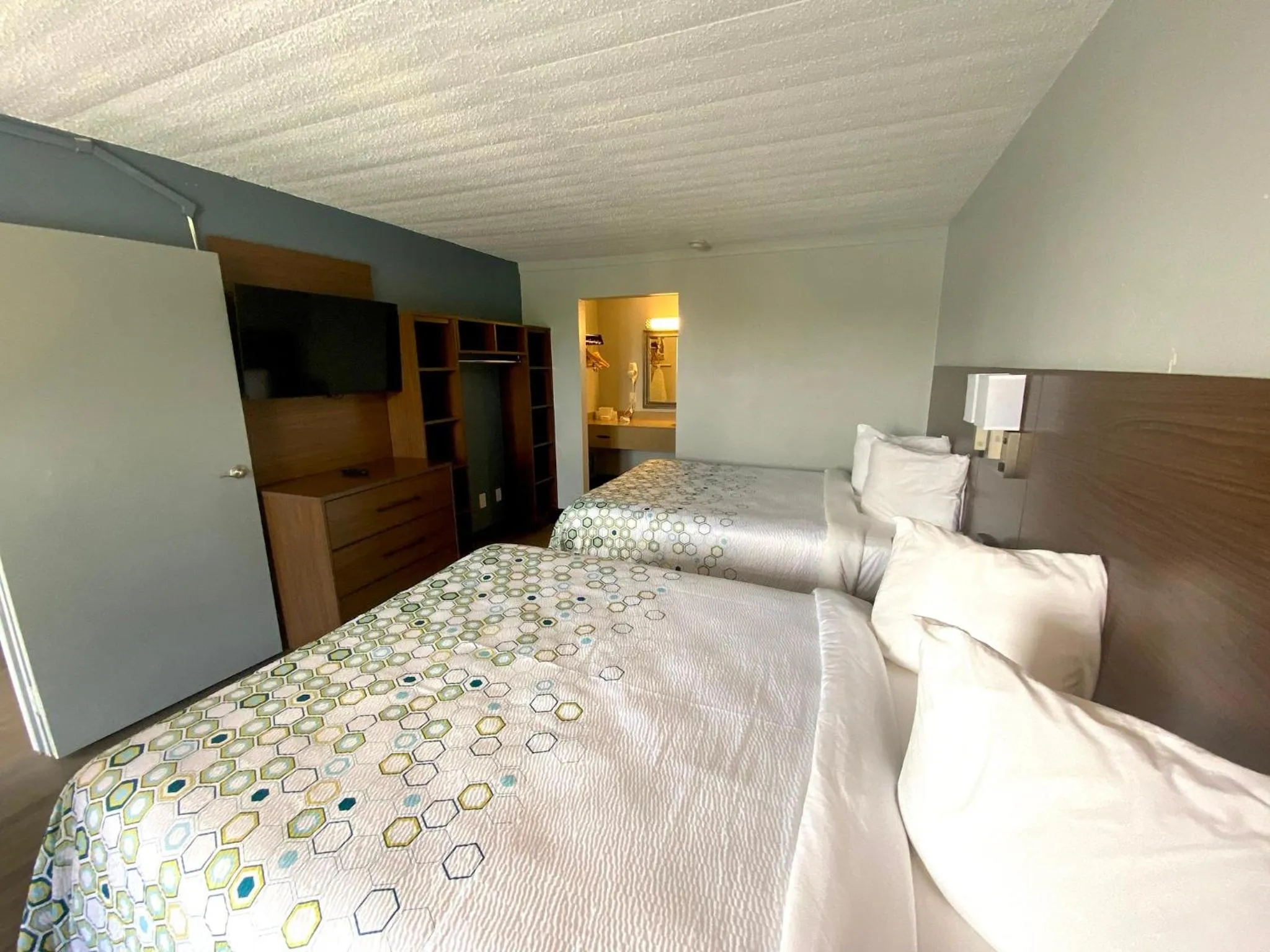 Photo of the whole room, Bed in HomeTowne Studios by Red Roof Vero Beach - I-95