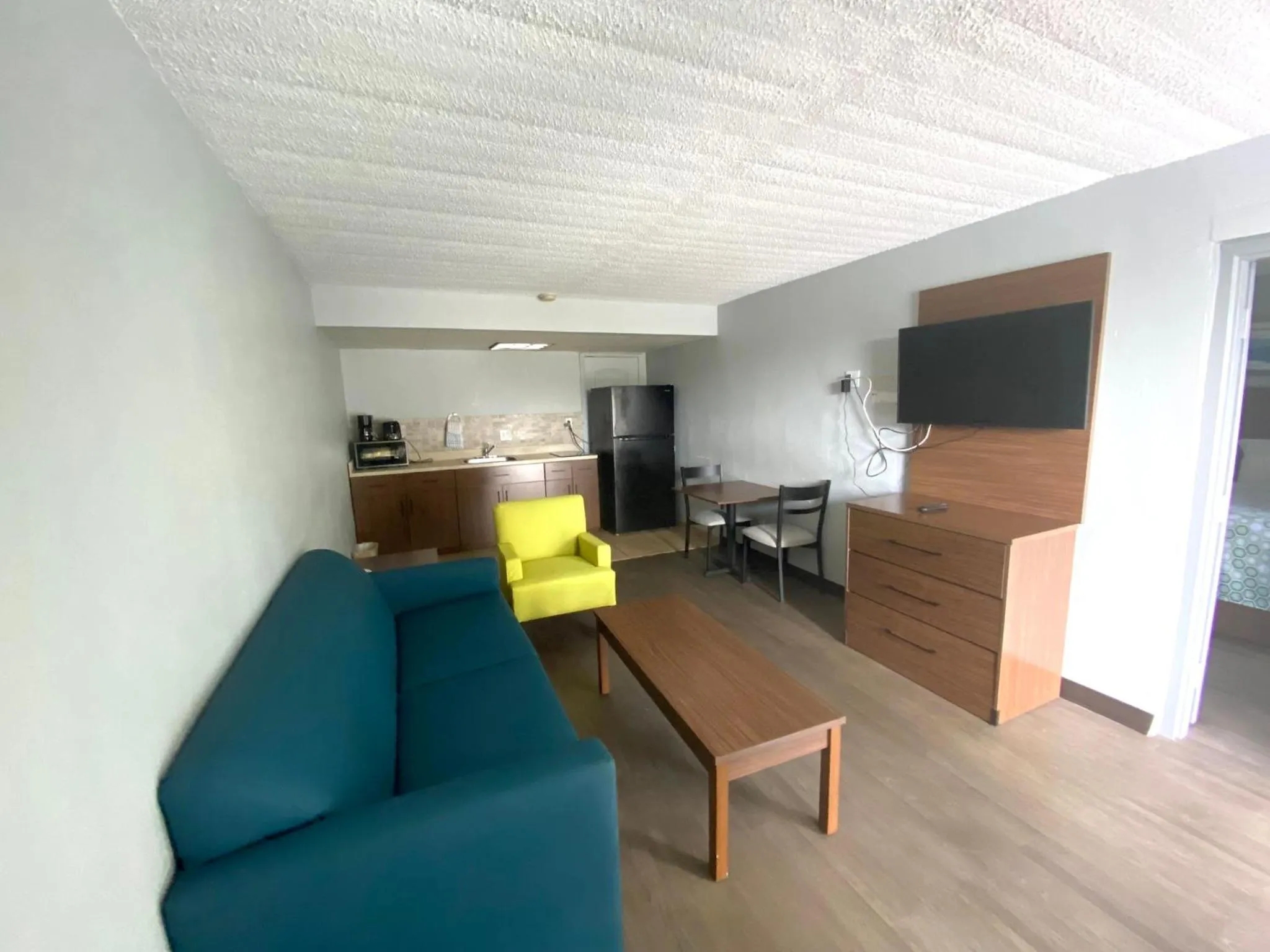 Kitchen or kitchenette in HomeTowne Studios by Red Roof Vero Beach - I-95