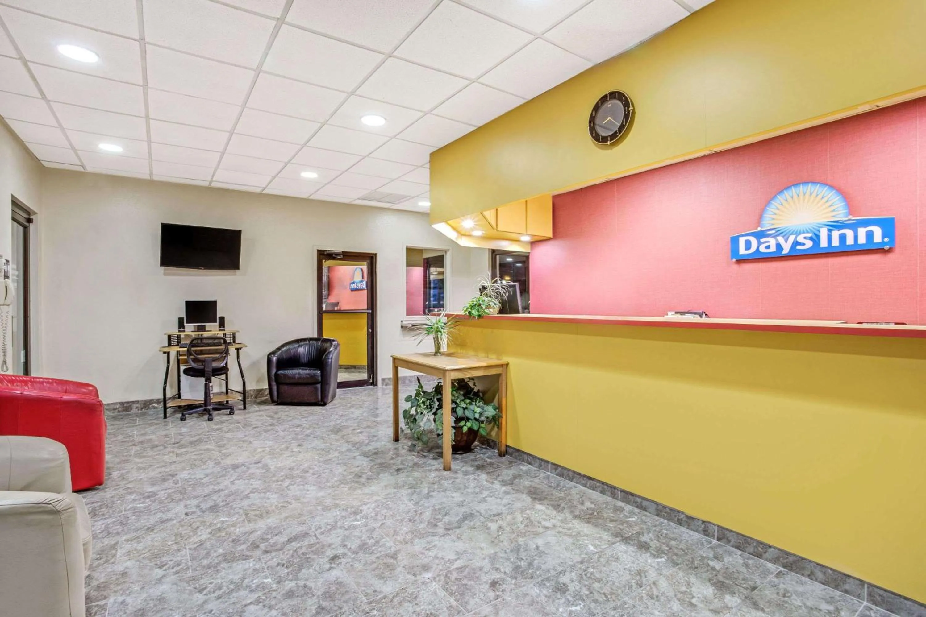 Lobby or reception in Days Inn by Wyndham Bradenton - Near the Gulf