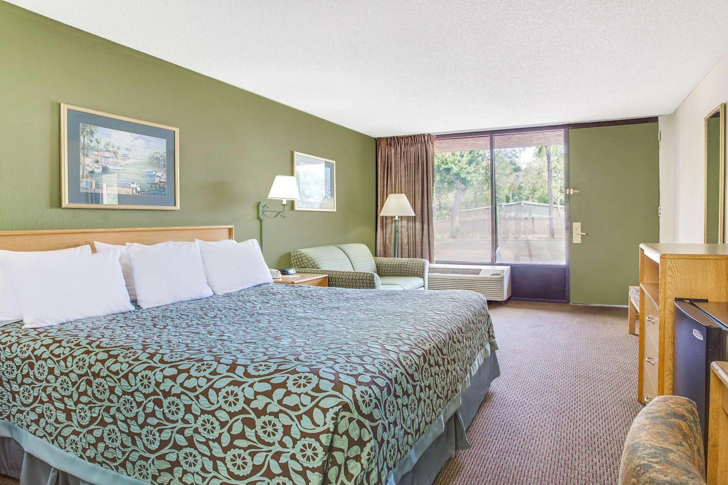 Photo of the whole room, Bed in Days Inn by Wyndham Bradenton - Near the Gulf