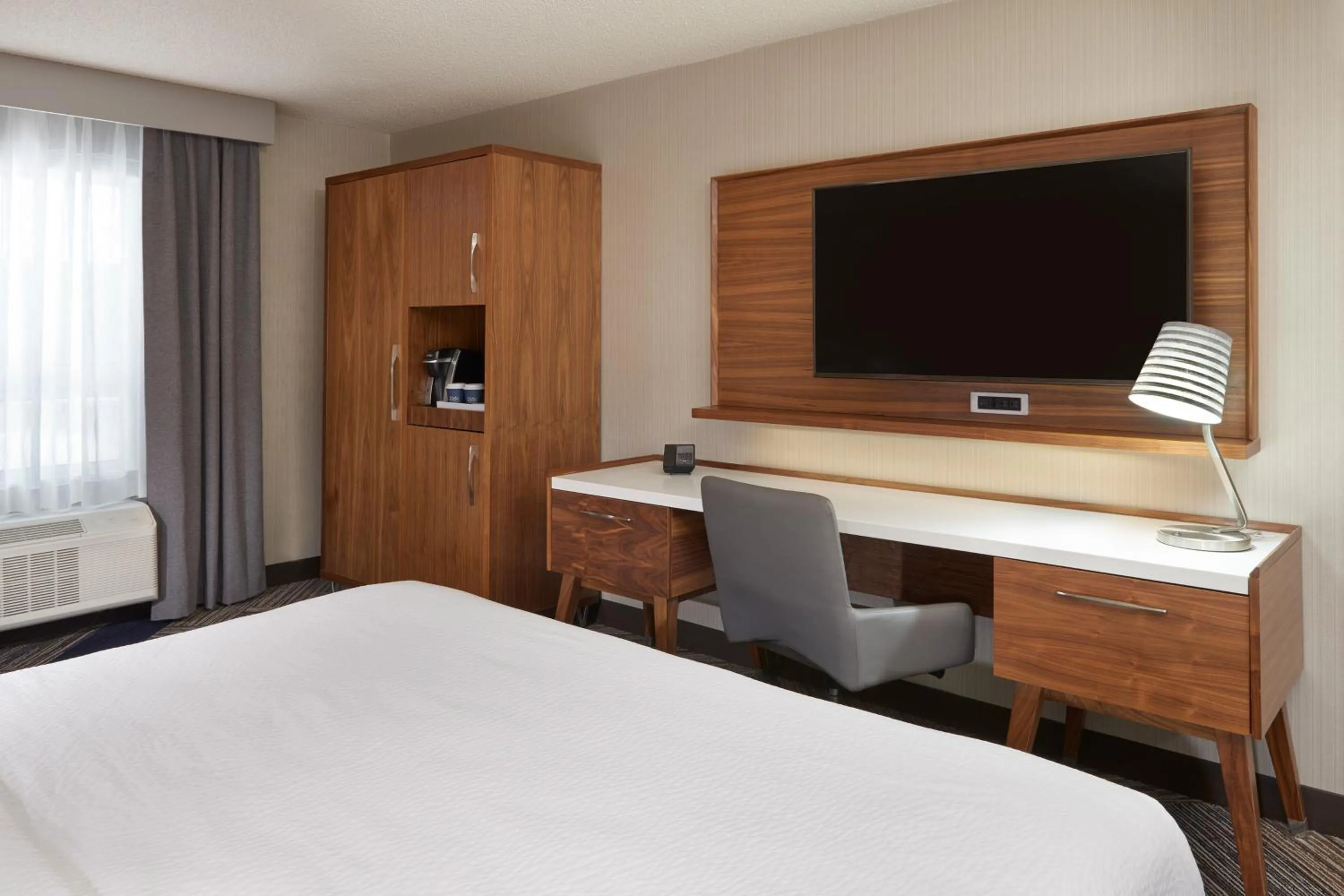 Photo of the whole room, Bed in Four Points by Sheraton Vaughan