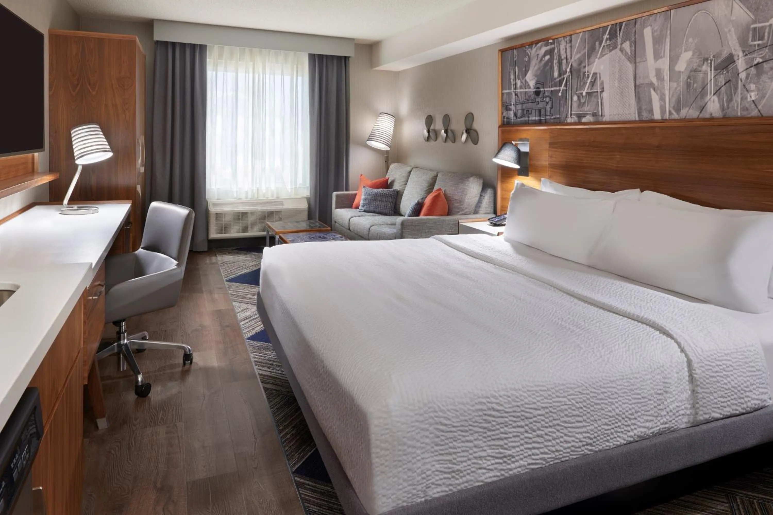 Photo of the whole room, Bed in Four Points by Sheraton Vaughan