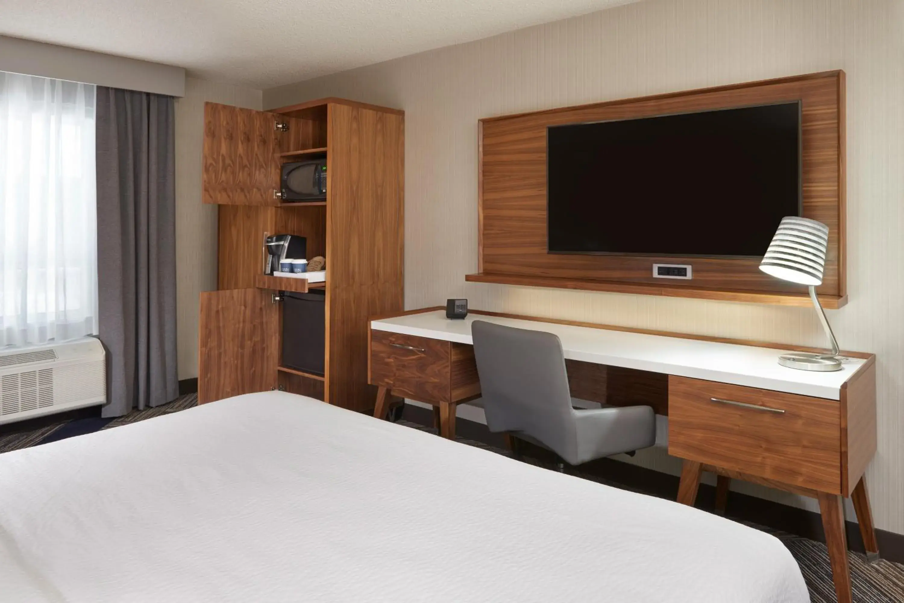 Guest Room, 1 King in Four Points by Sheraton Vaughan Guest Room, 1 King in Four Points by Sheraton Vaughan